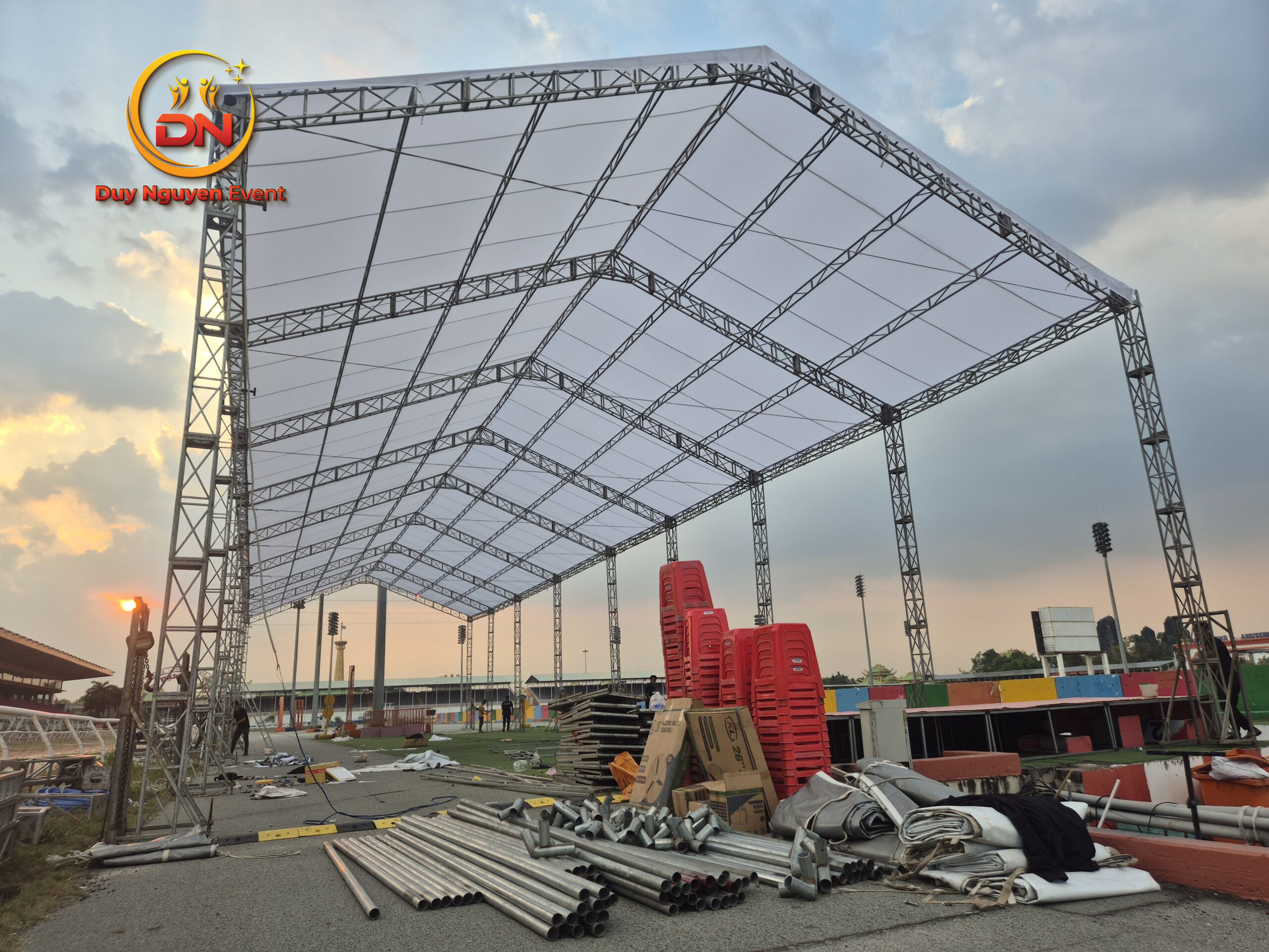 Đội ngũ kỹ thuật của Sự Kiện Duy Nguyễn đang setup nhà bạt chuyên nghiệp.