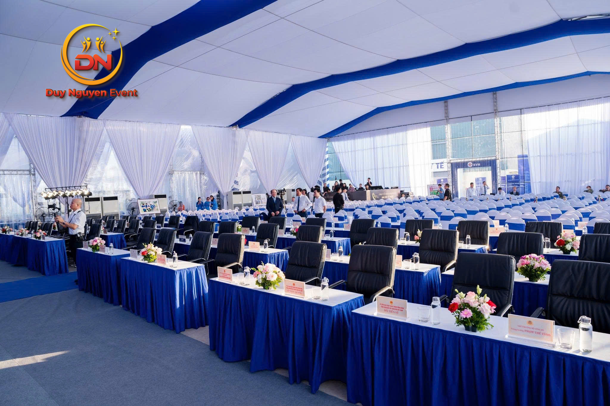 Đội ngũ lắp đặt bàn ghế sự kiện nhanh chóng