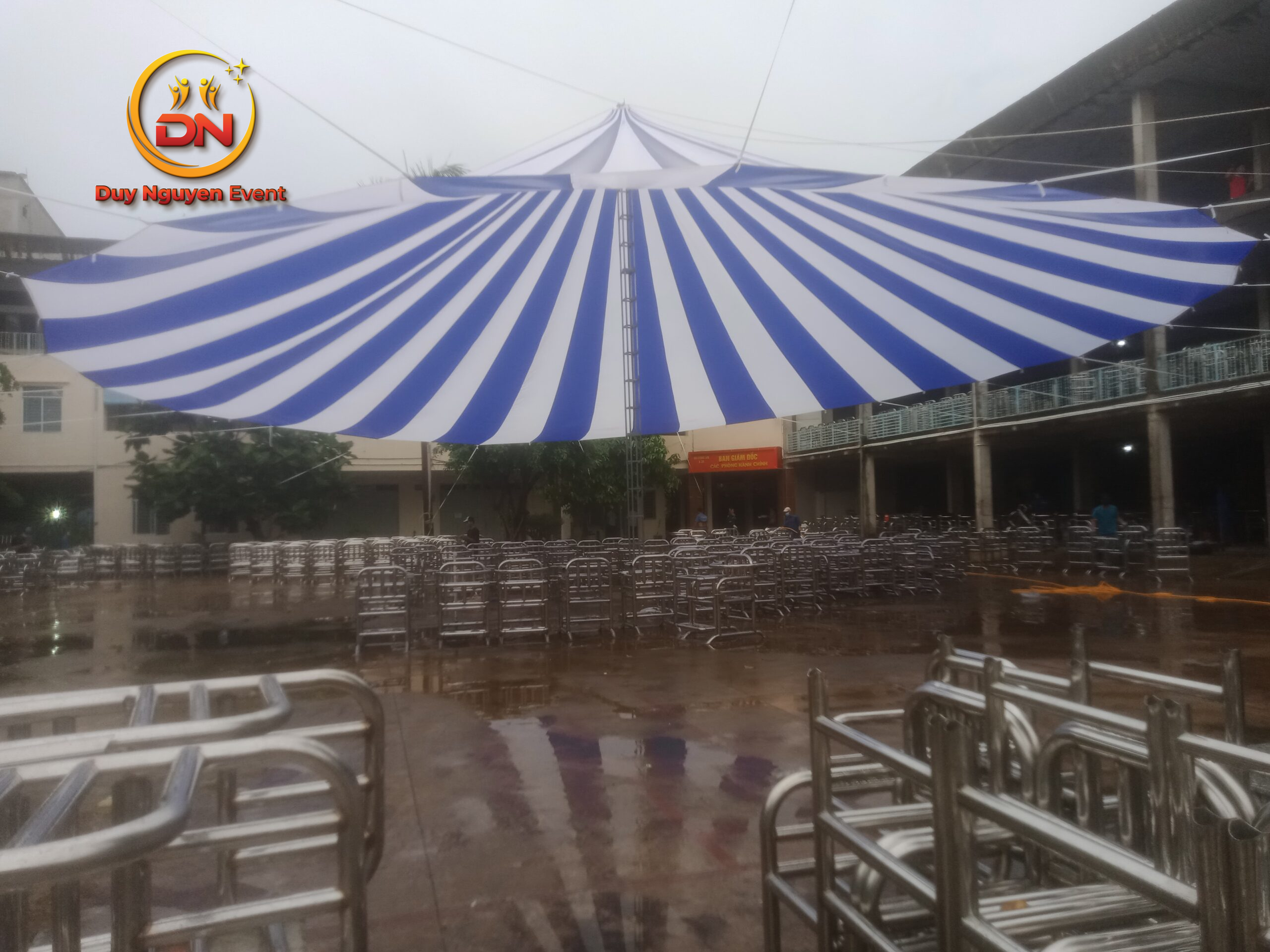 Dù tròn che bàn tiệc ngoài trời tại lễ khai trương showroom Long An