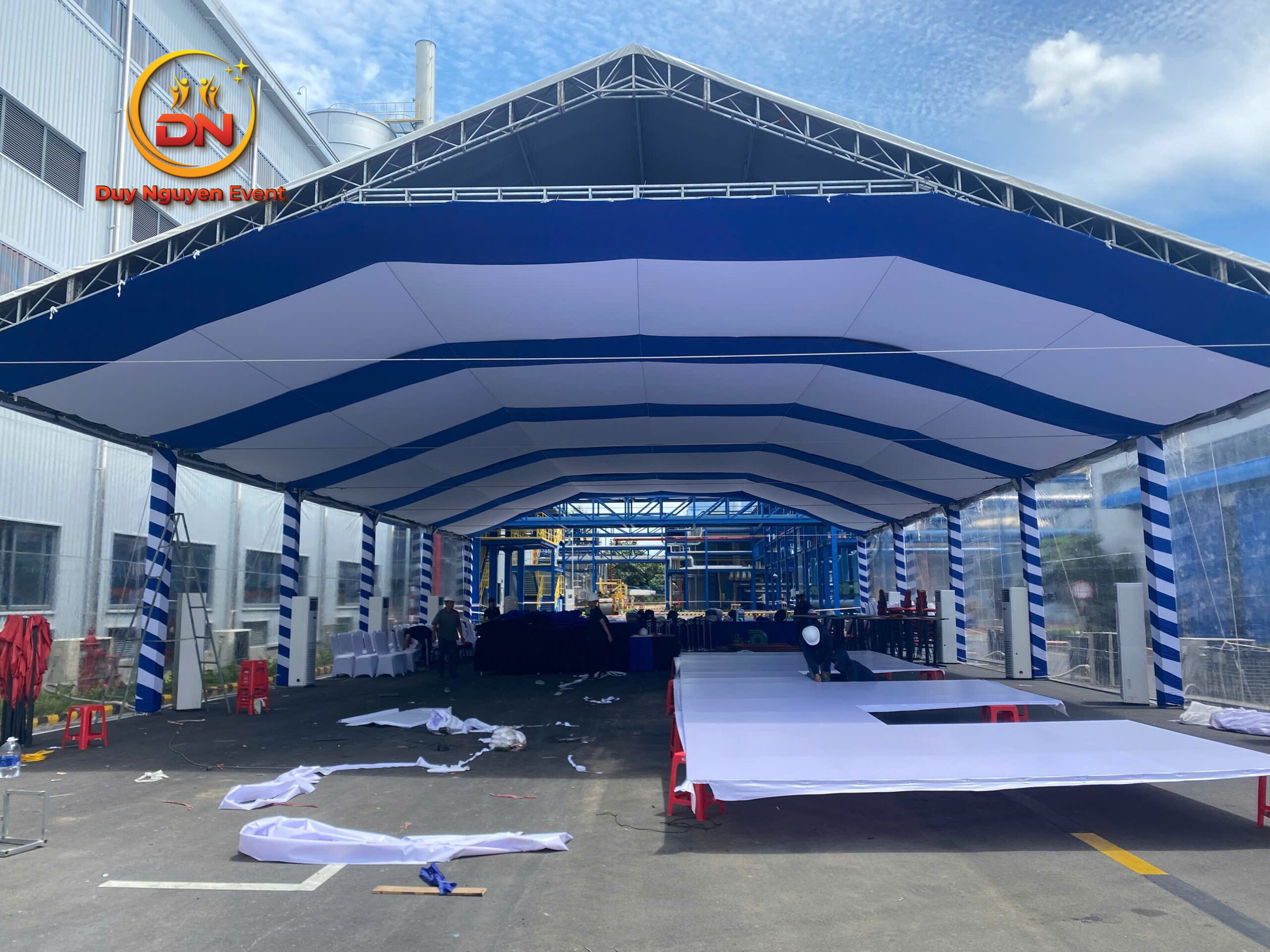 Hội nghị khách hàng với nhà bạt và âm thanh ánh sáng