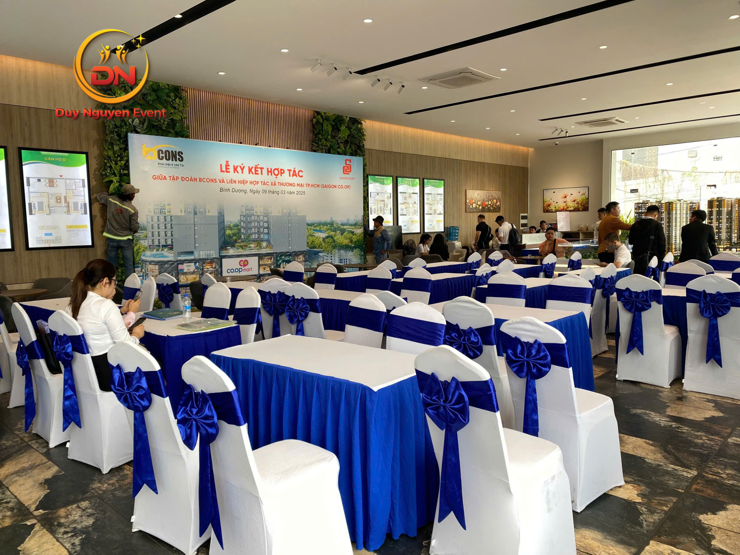 Kho bàn ghế sự kiện đa dạng, sạch sẽ và được bảo quản tốt tại Sự Kiện Duy Nguyễn.