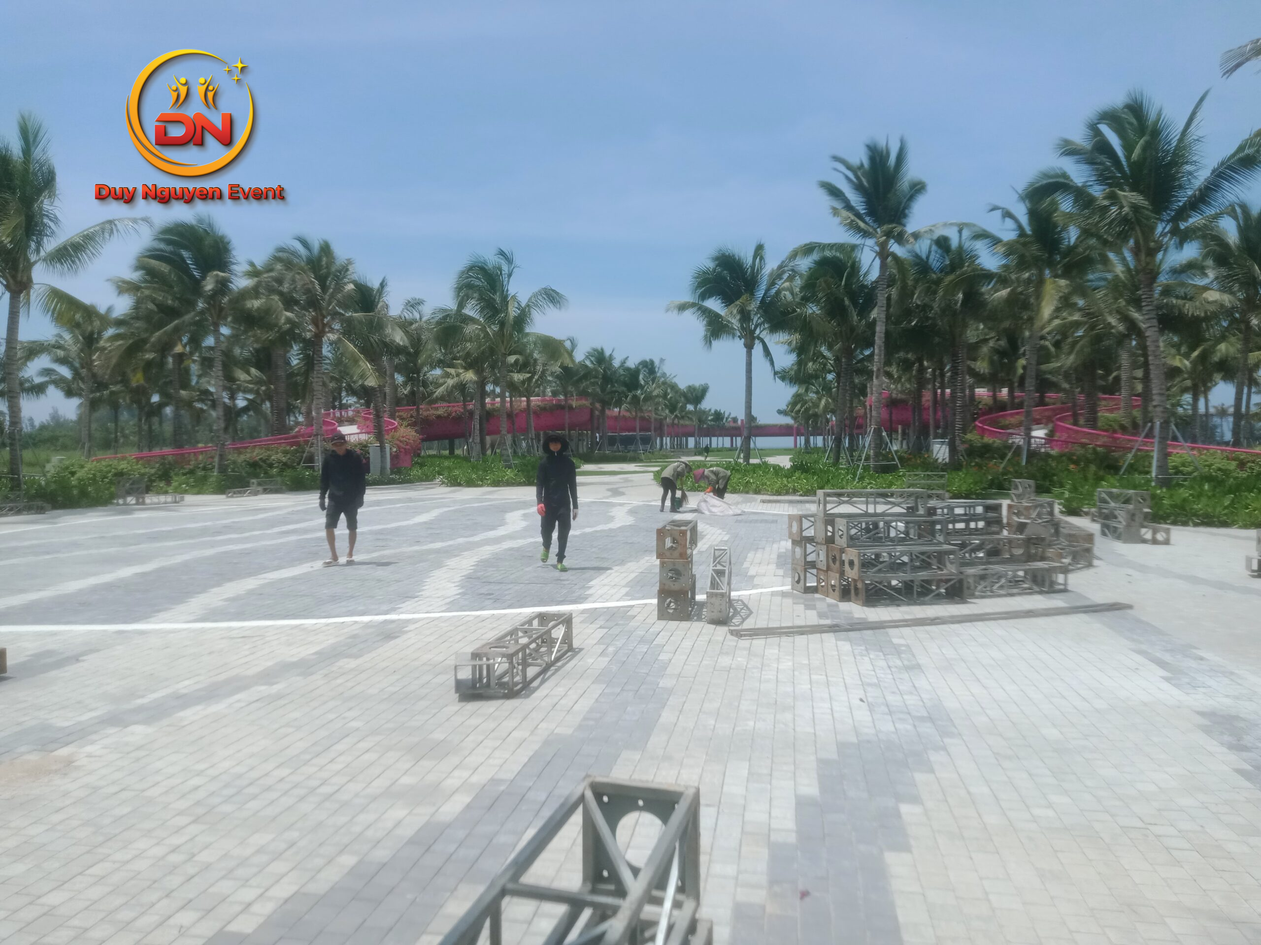 Kỹ thuật viên kiểm tra độ an toàn kết cấu nhà bạt