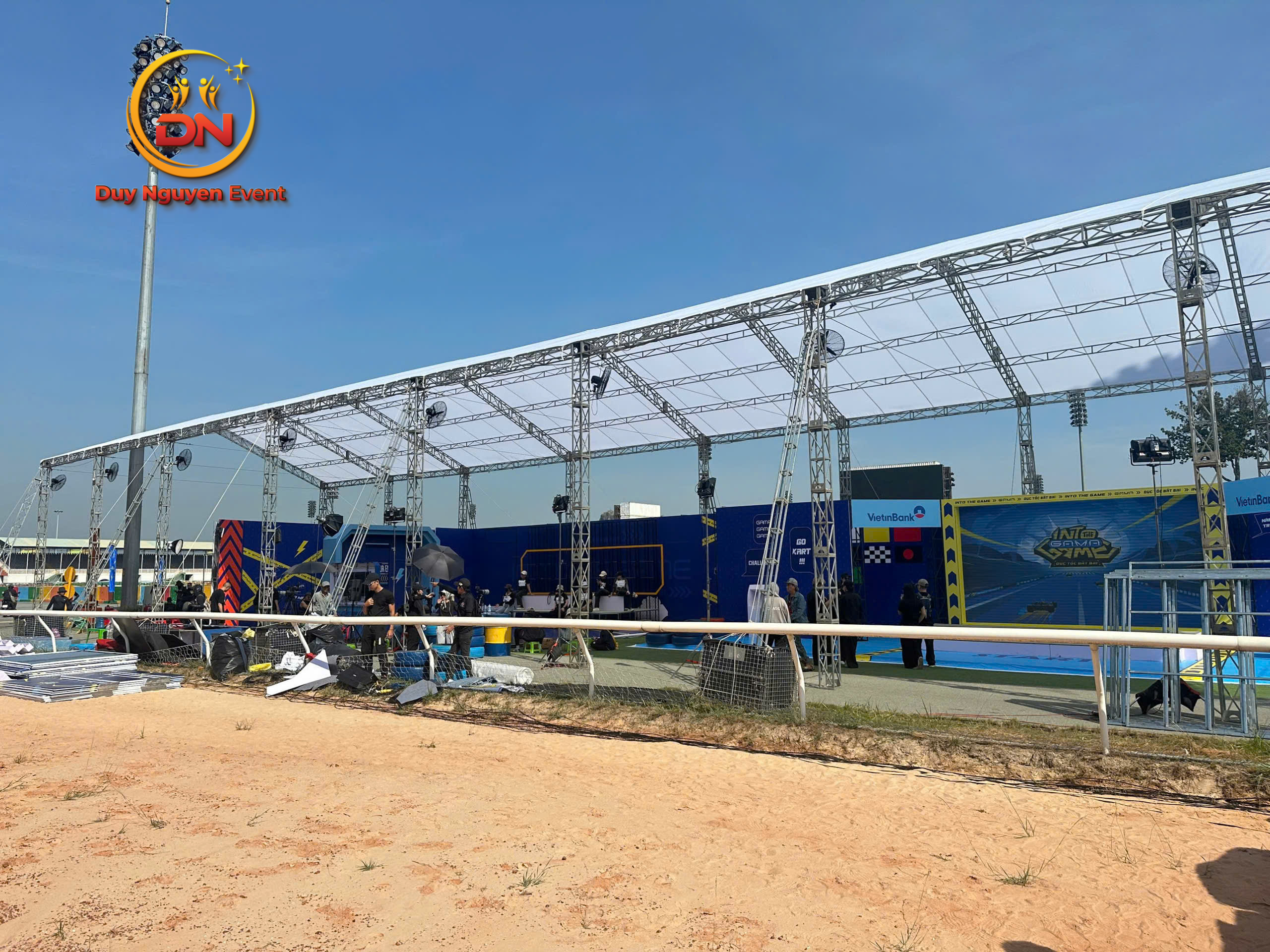 Rạp trụ tròn hiện đại với bạt căng sáng bóng tại hội nghị khách hàng