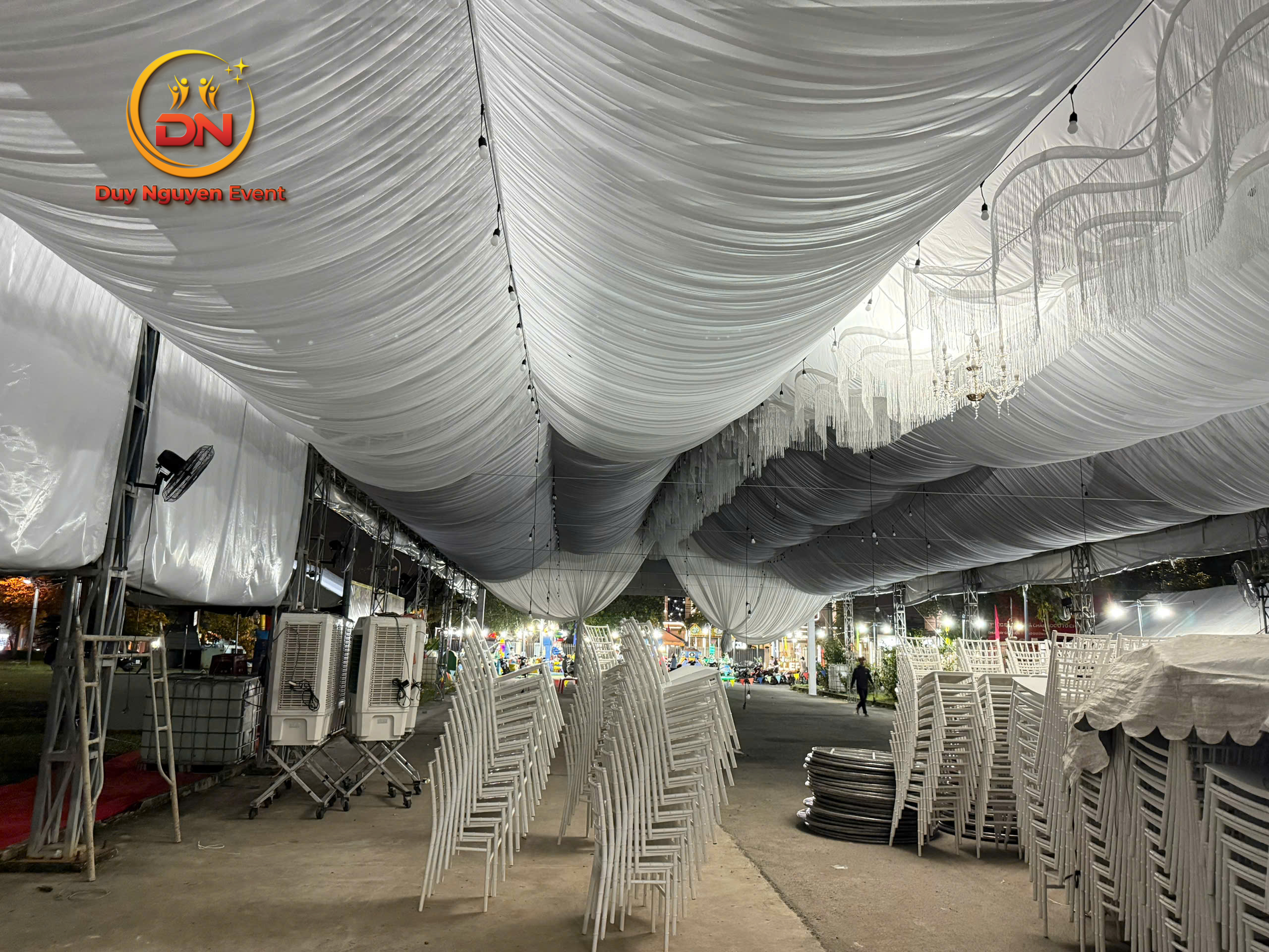 Setup bàn ghế đại biểu hàng đầu phủ khăn đẹp mắt trong lễ khởi công tại KCN Đồng Nai.