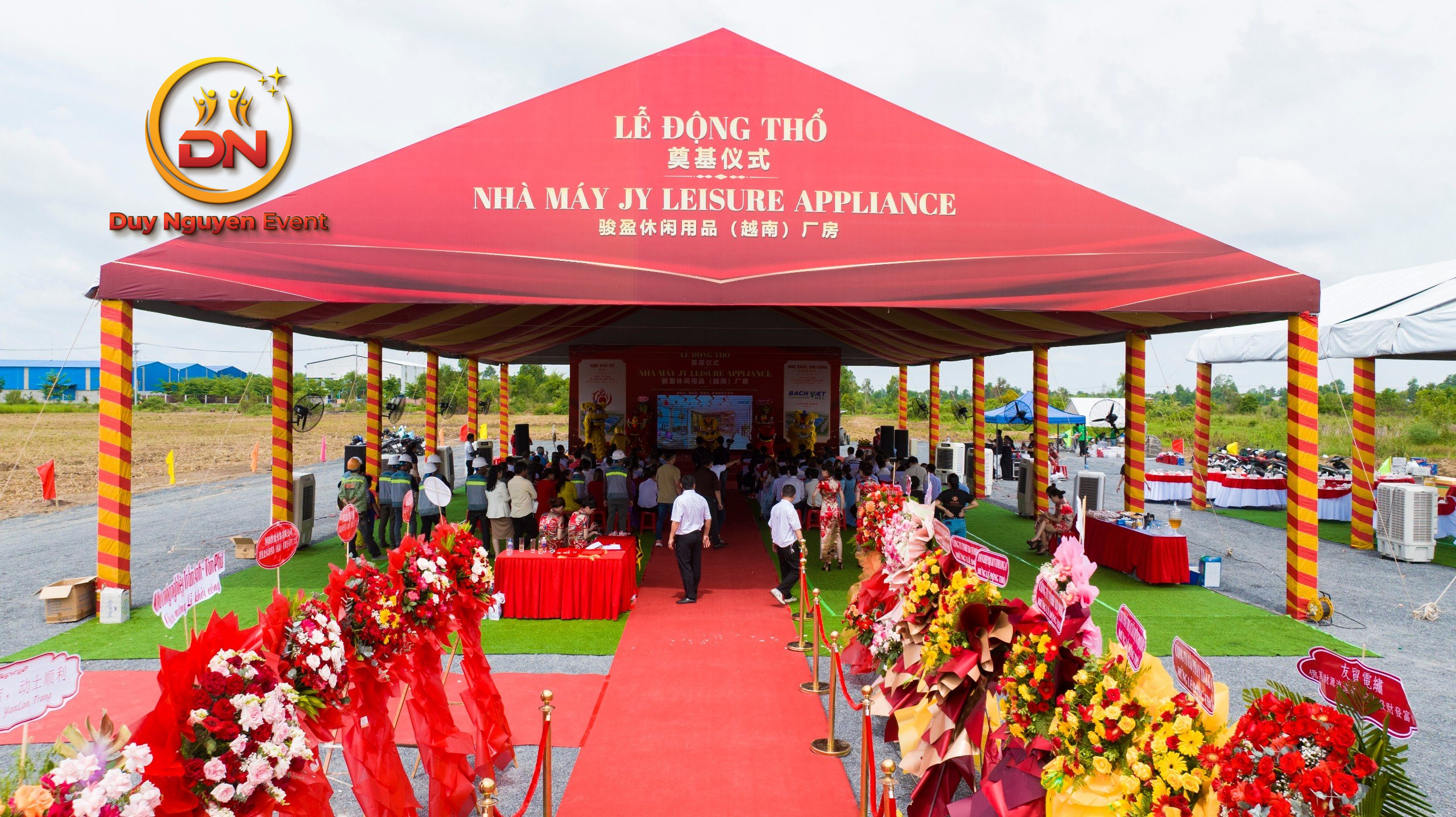 Trang trí phông nền trong nhà bạt trụ tròn sang trọng