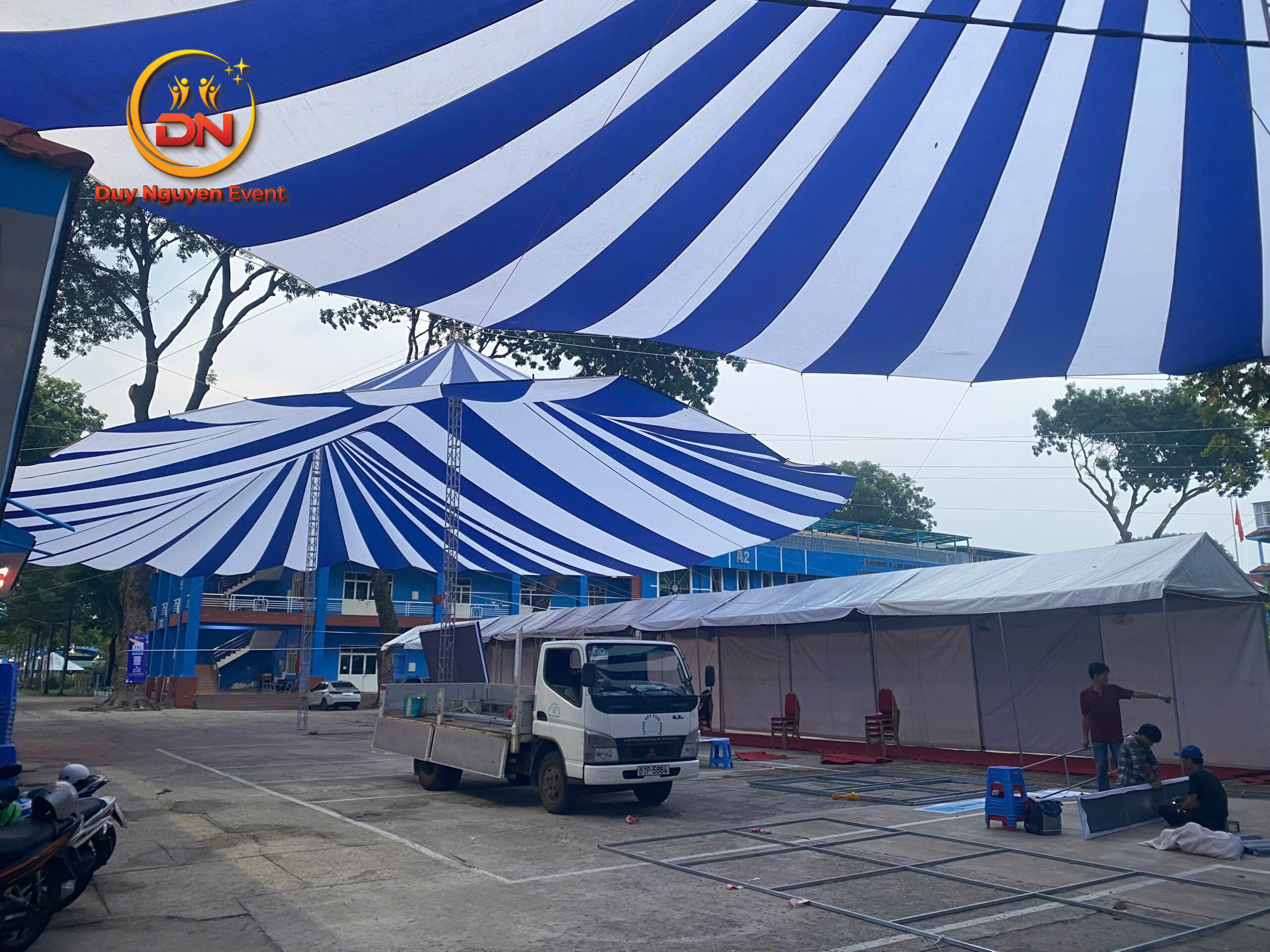 Xe vận chuyển dù che của Sự Kiện Duy Nguyễn đến Vũng Tàu