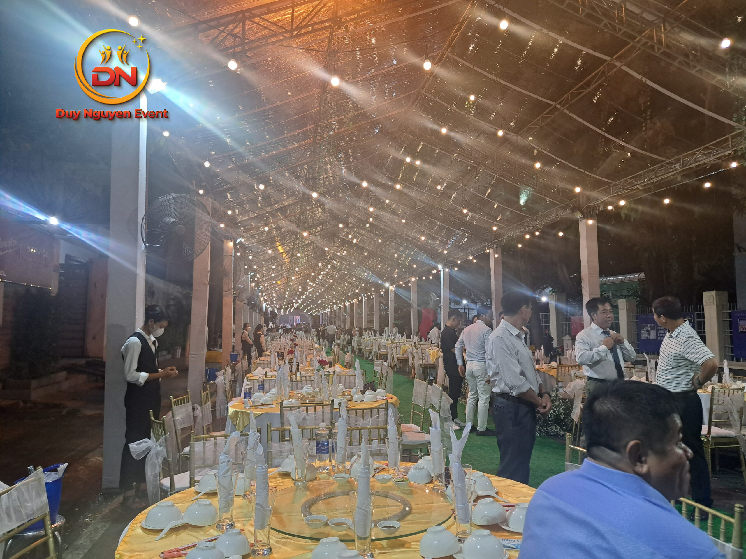 Rạp sự kiện đám cưới màu trắng sang trọng được lắp đặt ngoài trời.