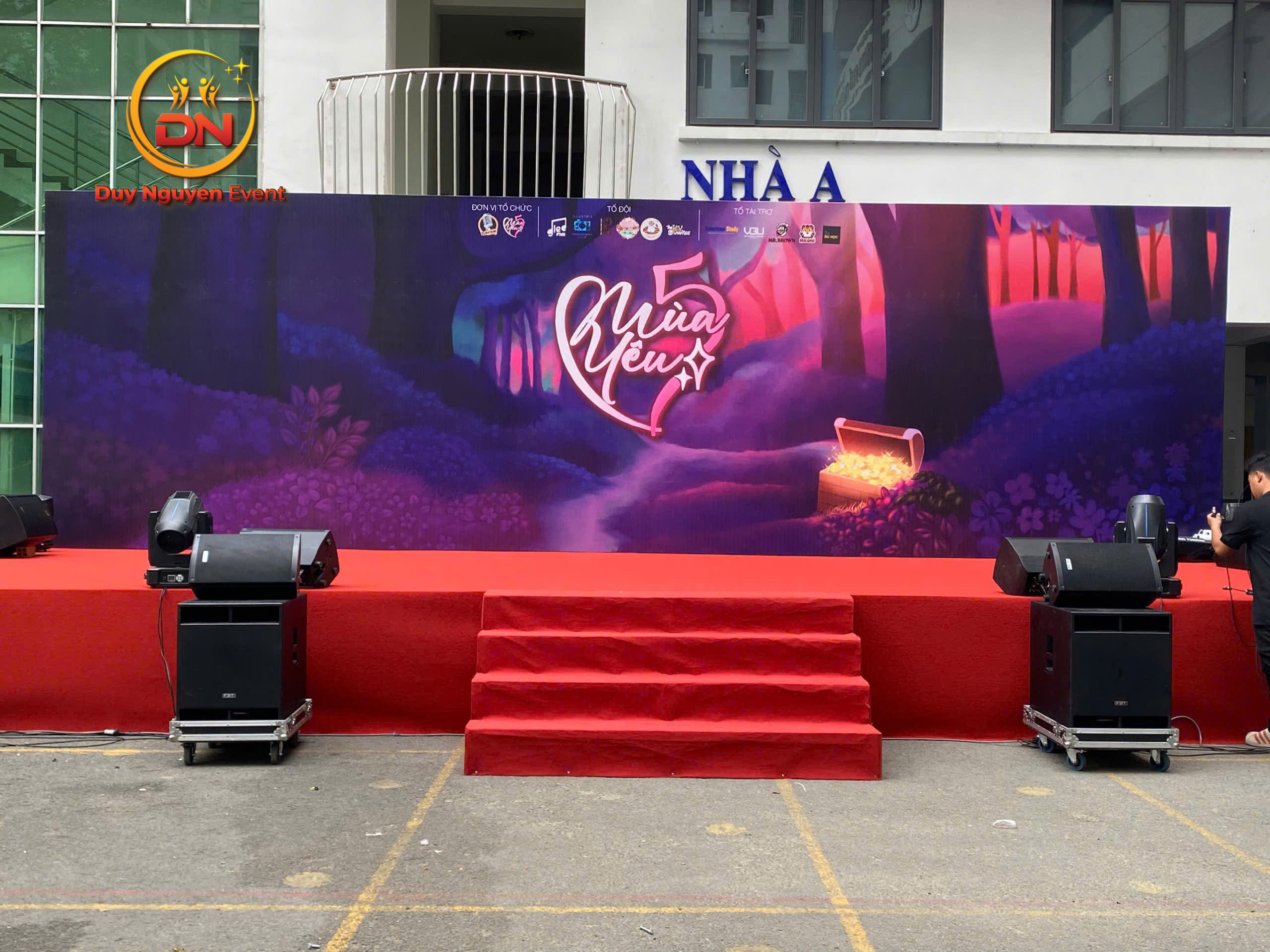 Backdrop bạt hiflex căng phẳng trên khung backdrop sự kiện