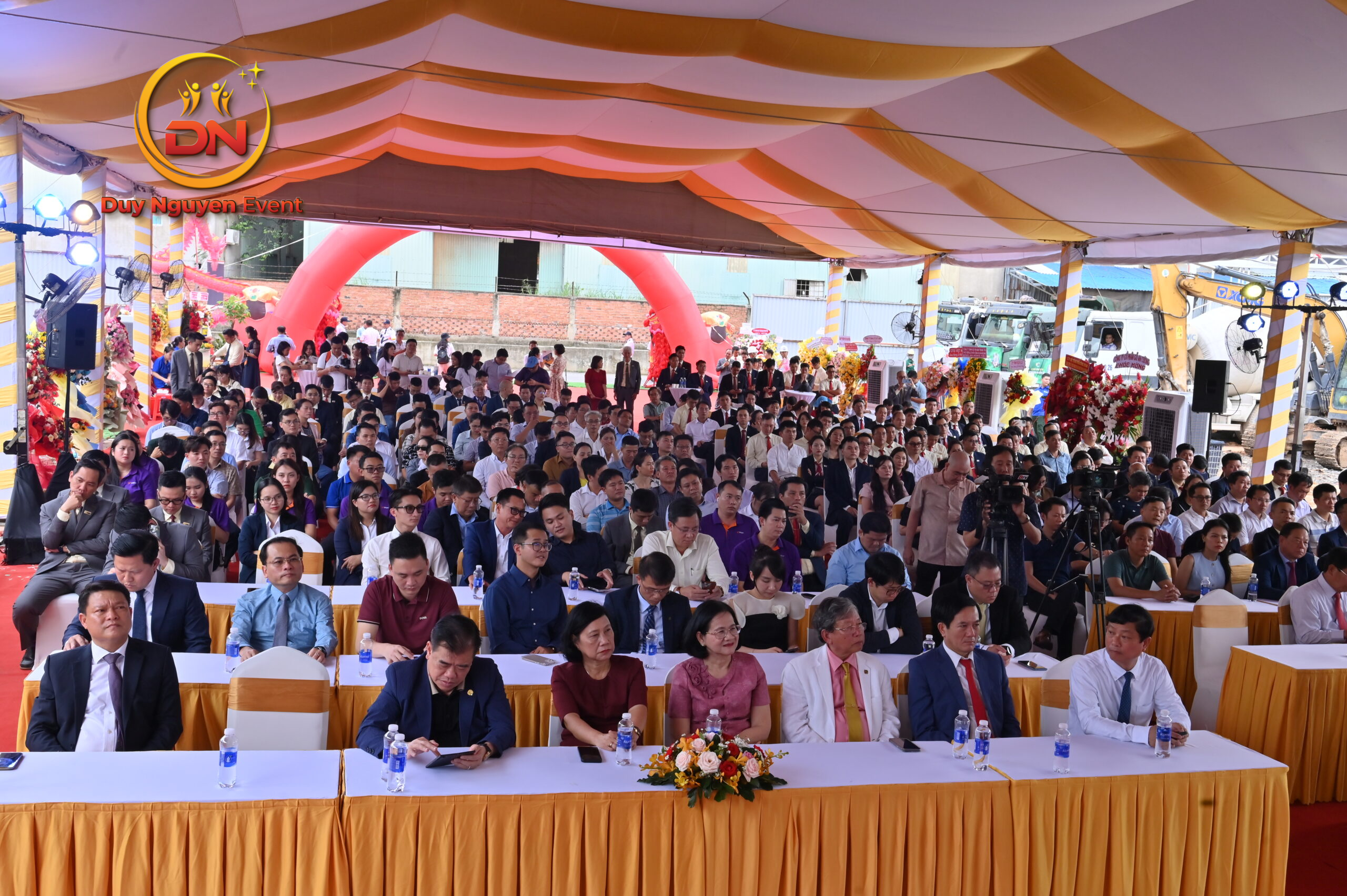 Bố trí ghế VIP gần sân khấu tại lễ khánh thành.