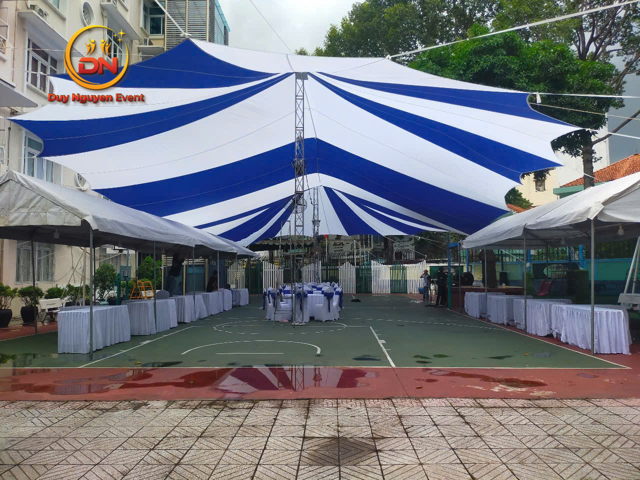 Dù che không gian lớn chống nắng mưa tại hội chợ Tây Ninh