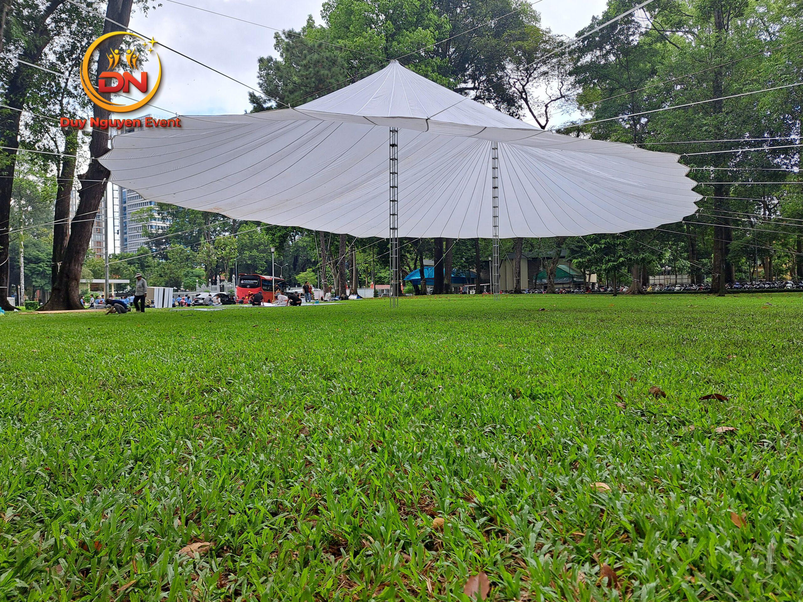 Dù che nắng hình tròn thiết kế hiện đại, phù hợp cho sự kiện nhỏ gọn và di động.