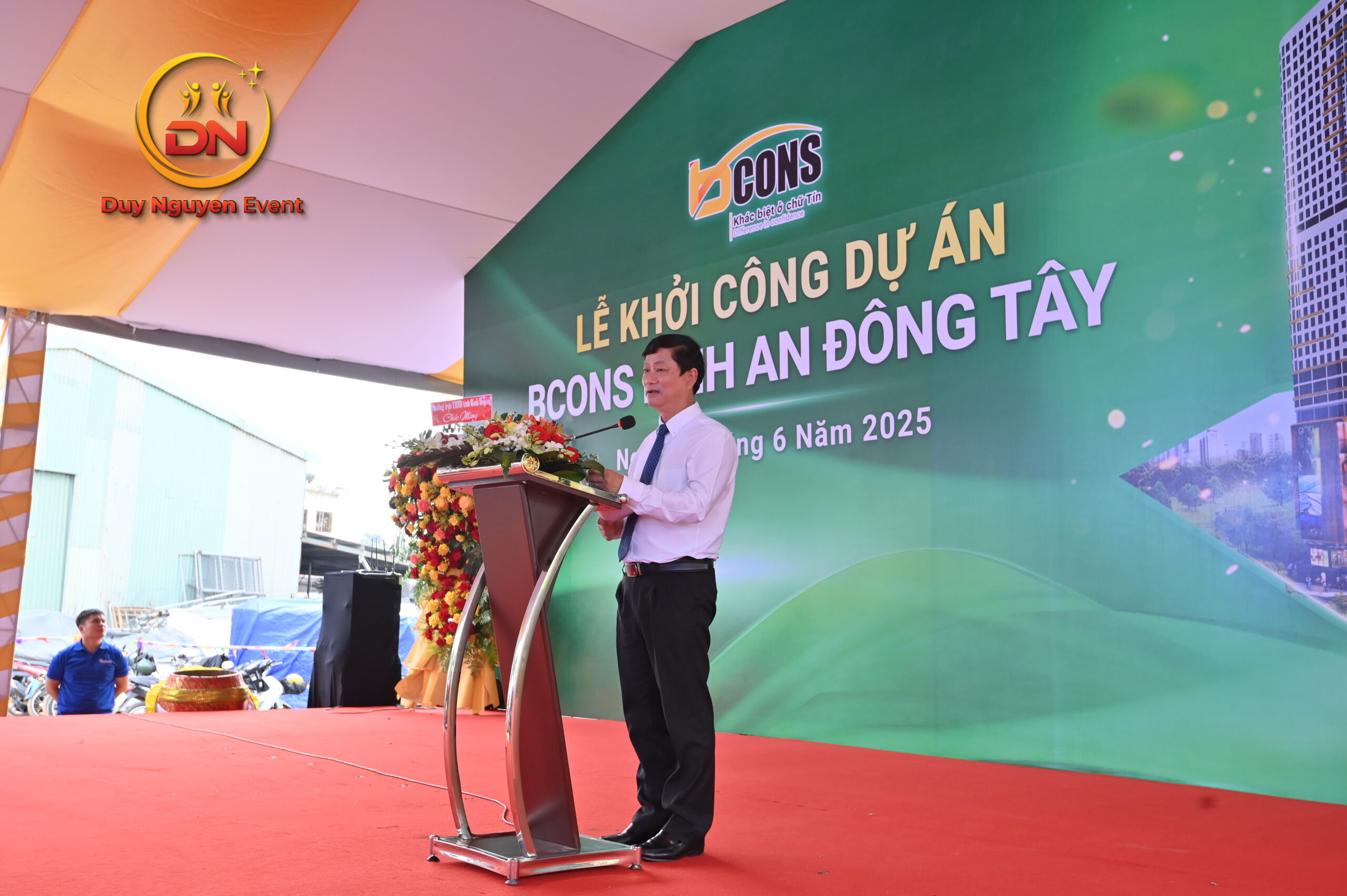 Giám đốc công ty phát biểu đầy cảm hứng trong chương trình lễ khai trương chi nhánh mới