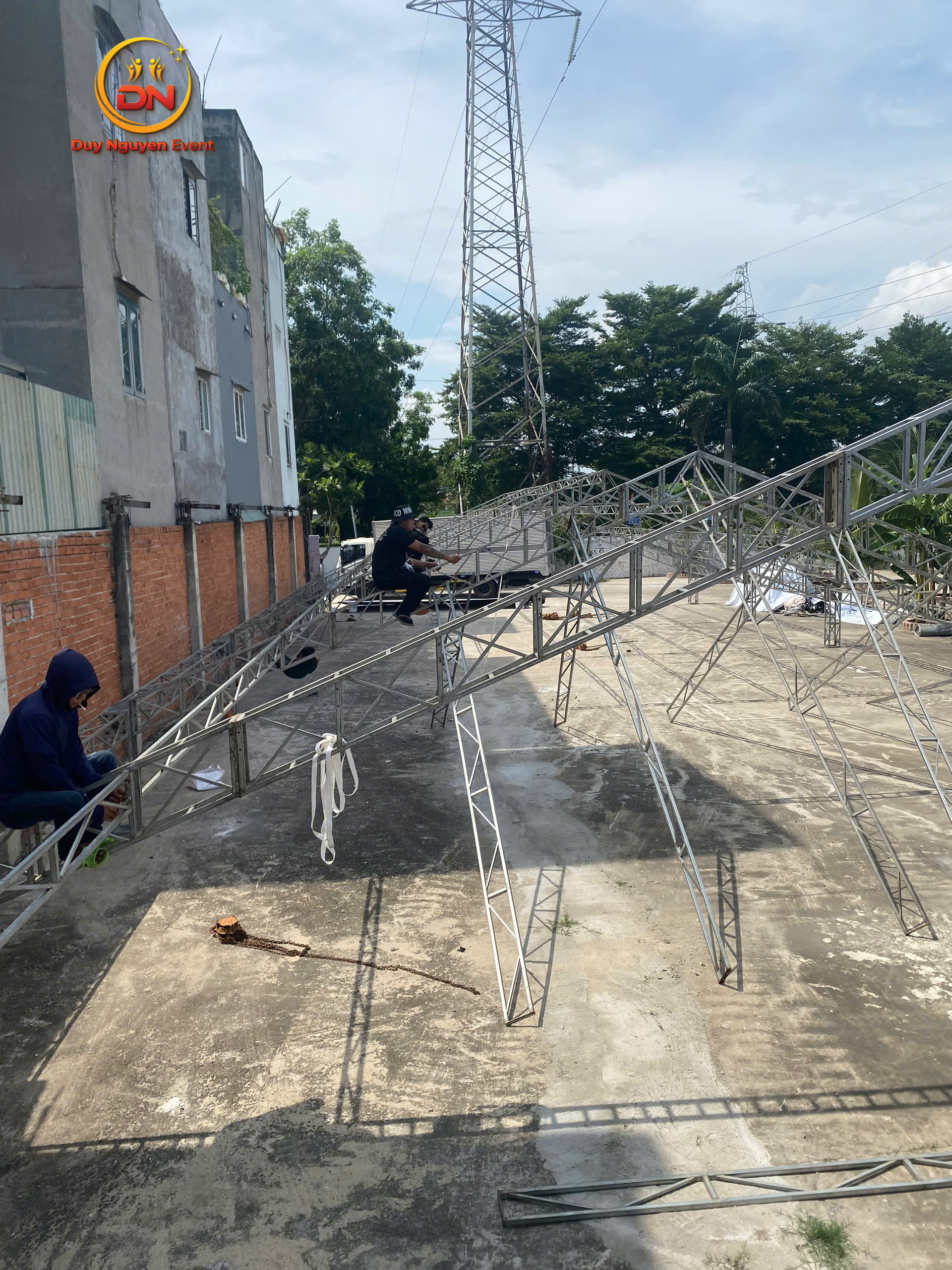 Hình ảnh đội ngũ Duy Nguyễn đang lắp ráp các cột trụ và khung sườn chính