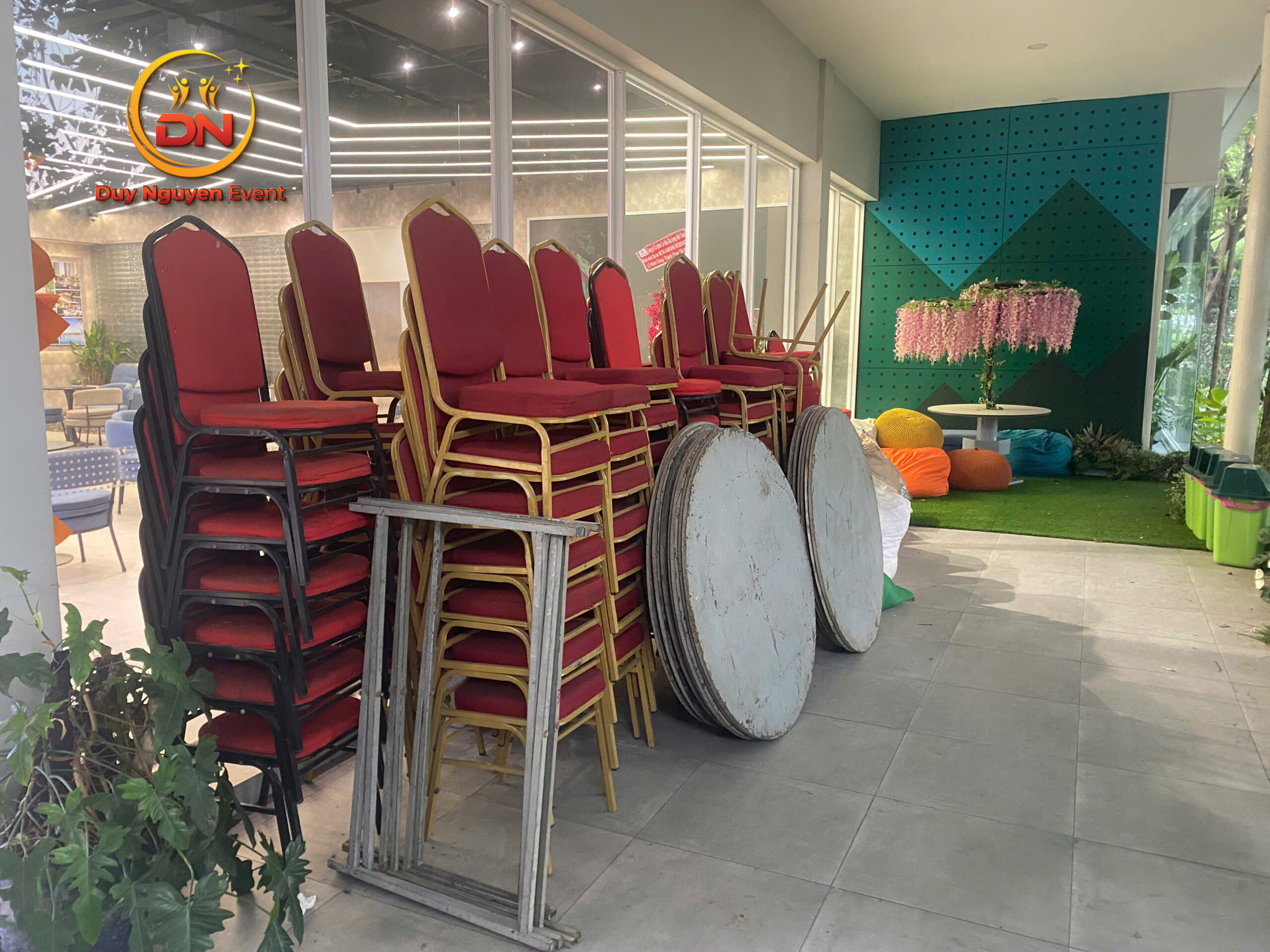 Kho bàn ghế sự kiện quy mô lớn của Sự Kiện Duy Nguyễn