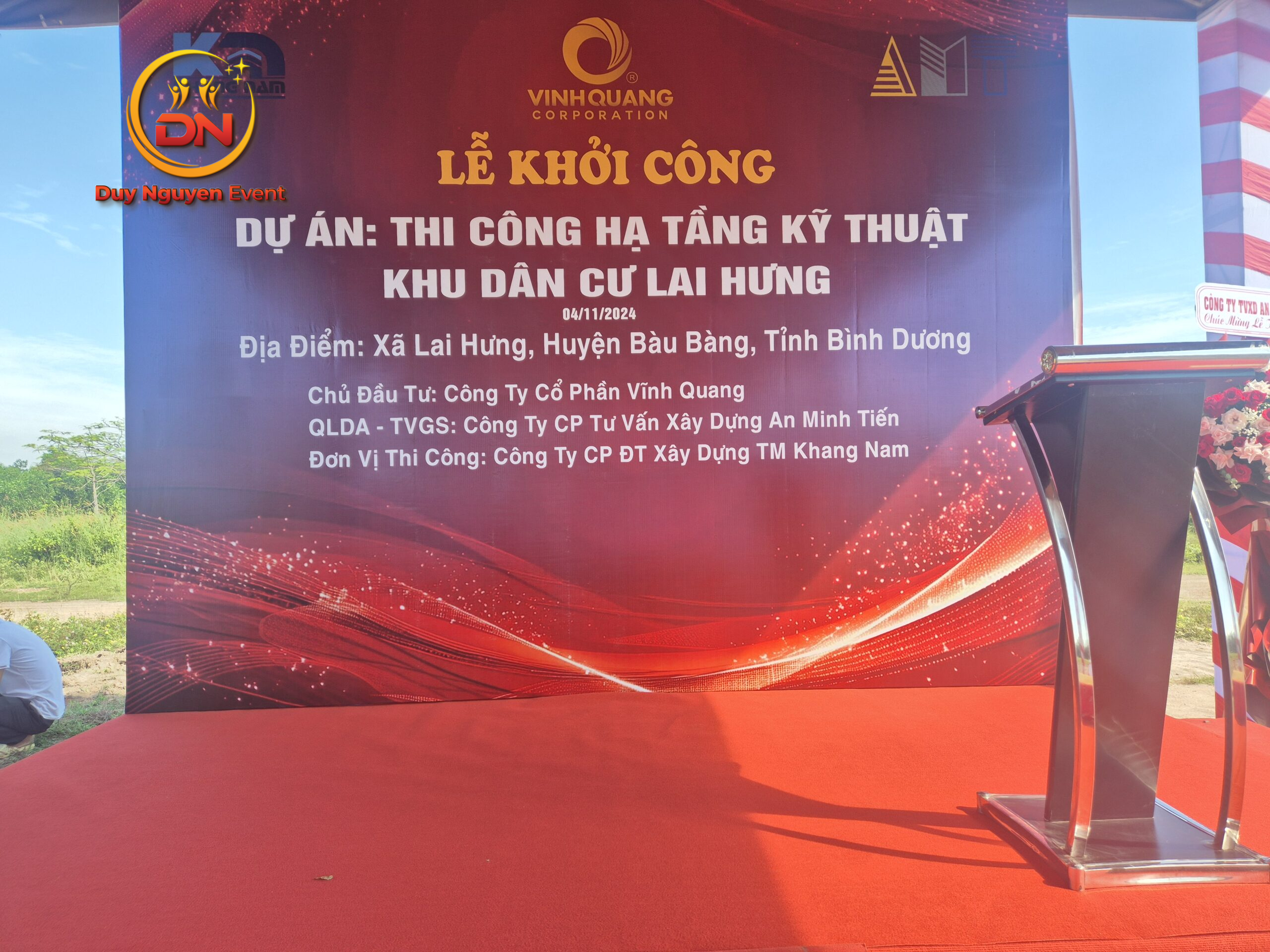 Không gian lễ động thổ được trang trí với thảm đỏ và bảng hiệu dự án