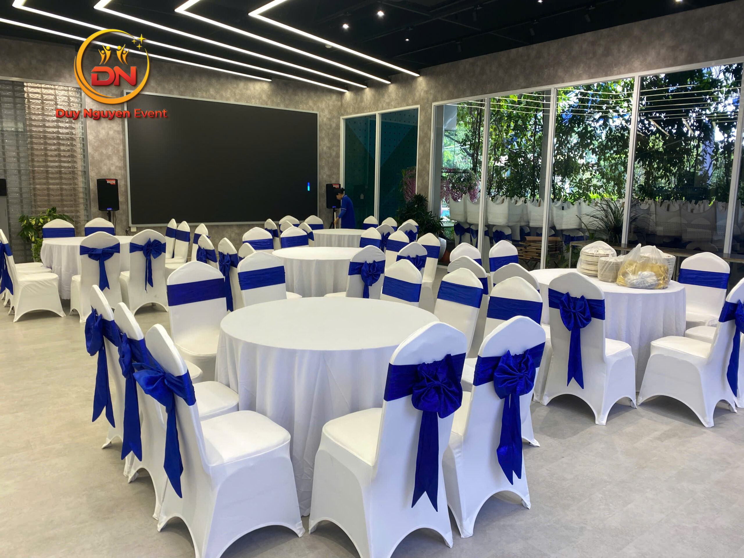 Không gian sự kiện sang trọng với bố trí bàn tròn kiểu tiệc