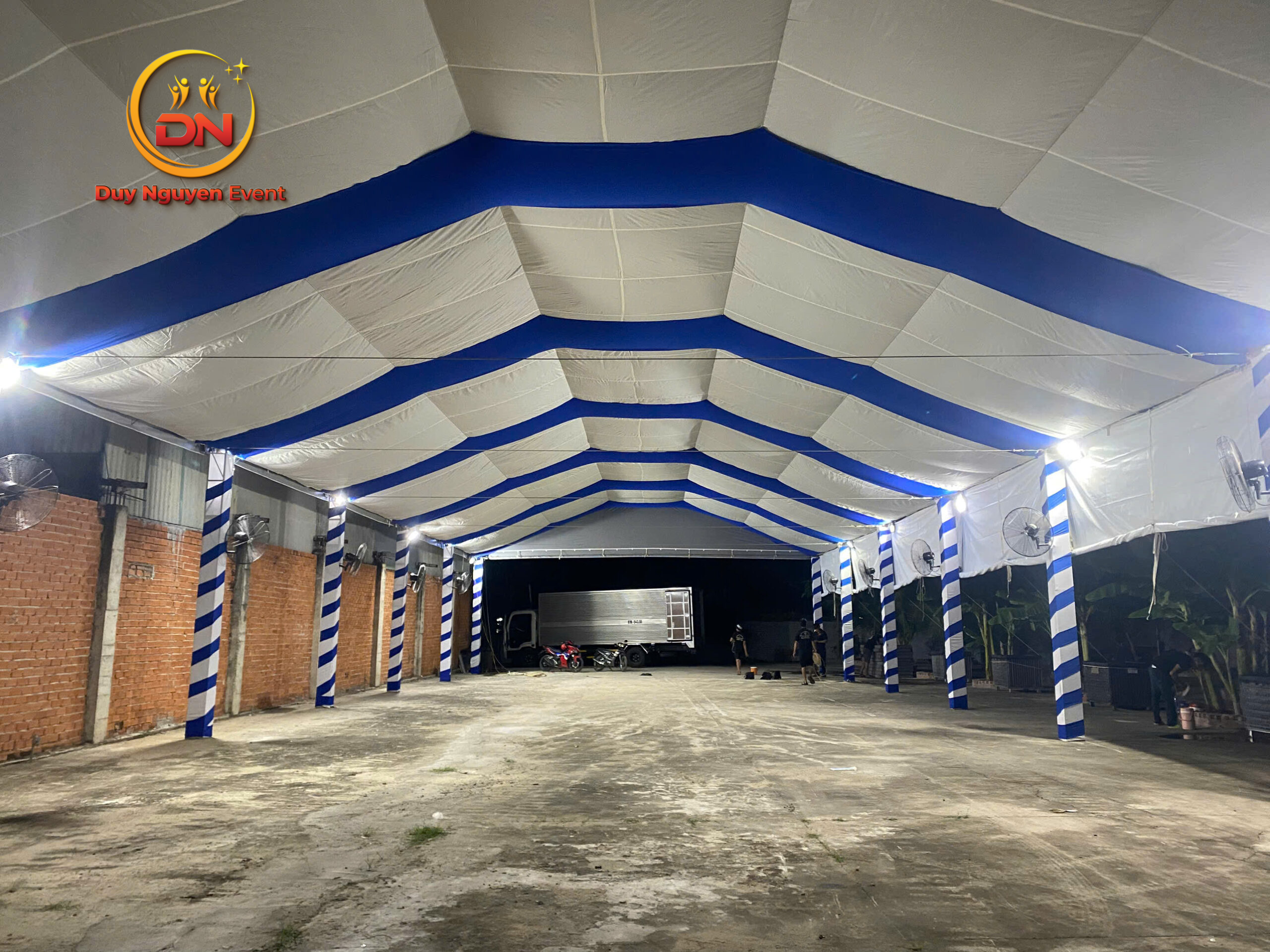 Khung nhôm nhà bạt không gian với mái bạt chắc chắn