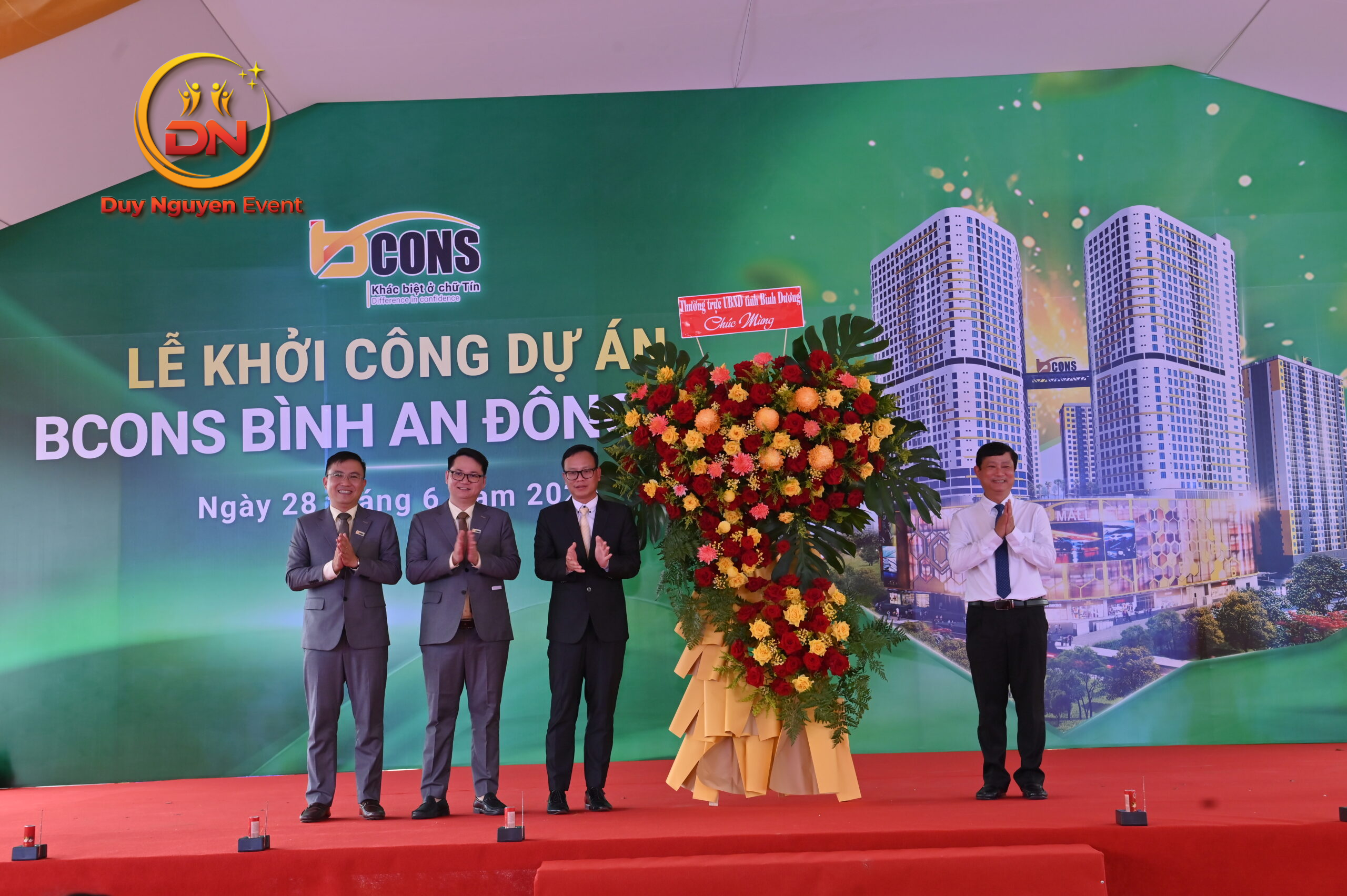 MC chuyên nghiệp đang dẫn chương trình theo kịch bản tổ chức lễ khánh thành