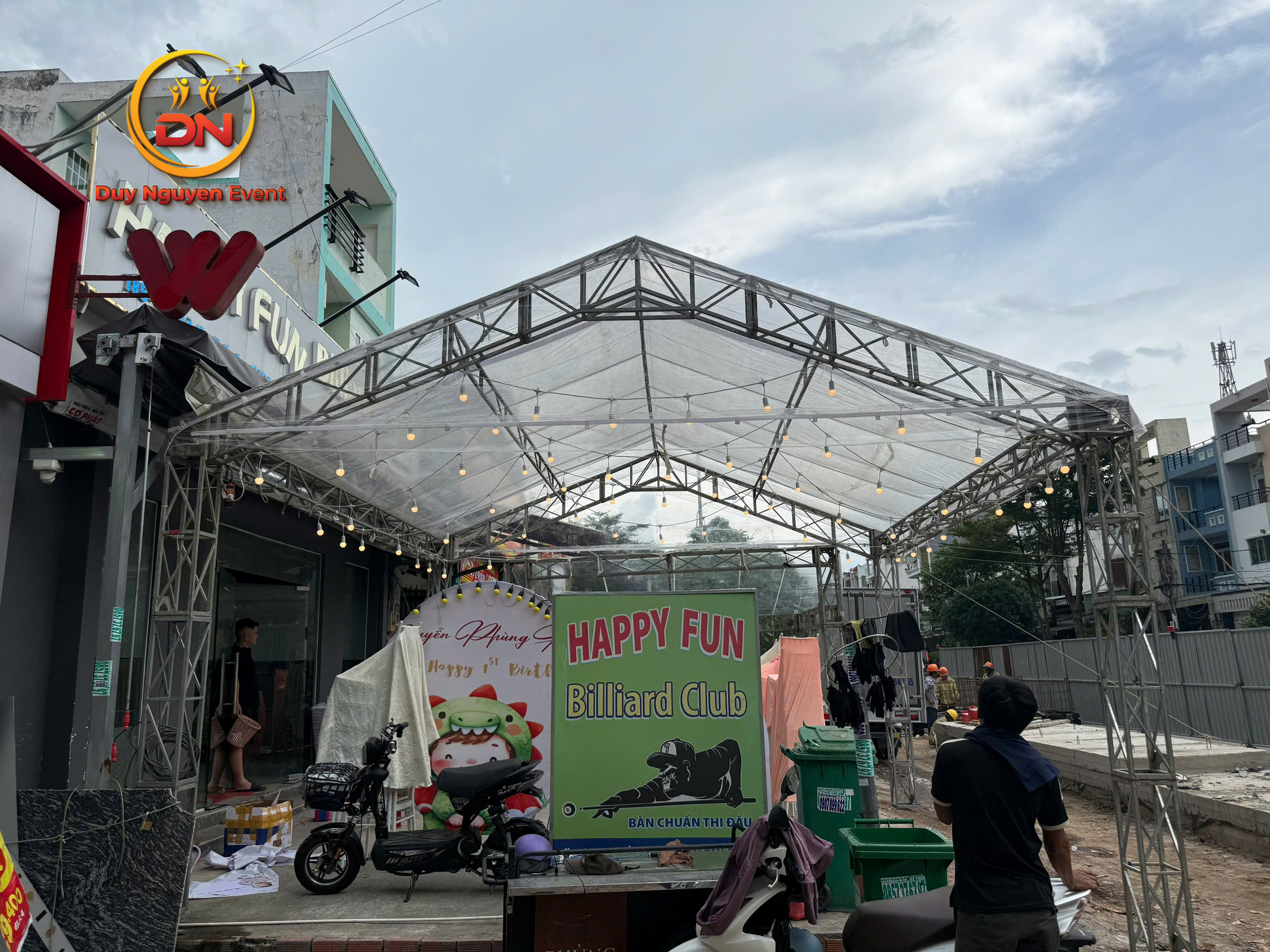 Nhân viên Sự Kiện Duy Nguyễn lắp đặt nhà bạt nhanh chóng