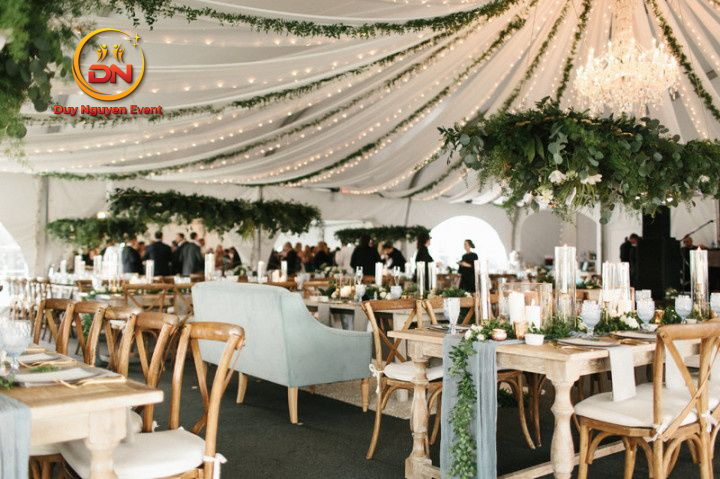 Rạp cưới xanh thiên nhiên phong cách garden wedding với hoa tươi và dây leo