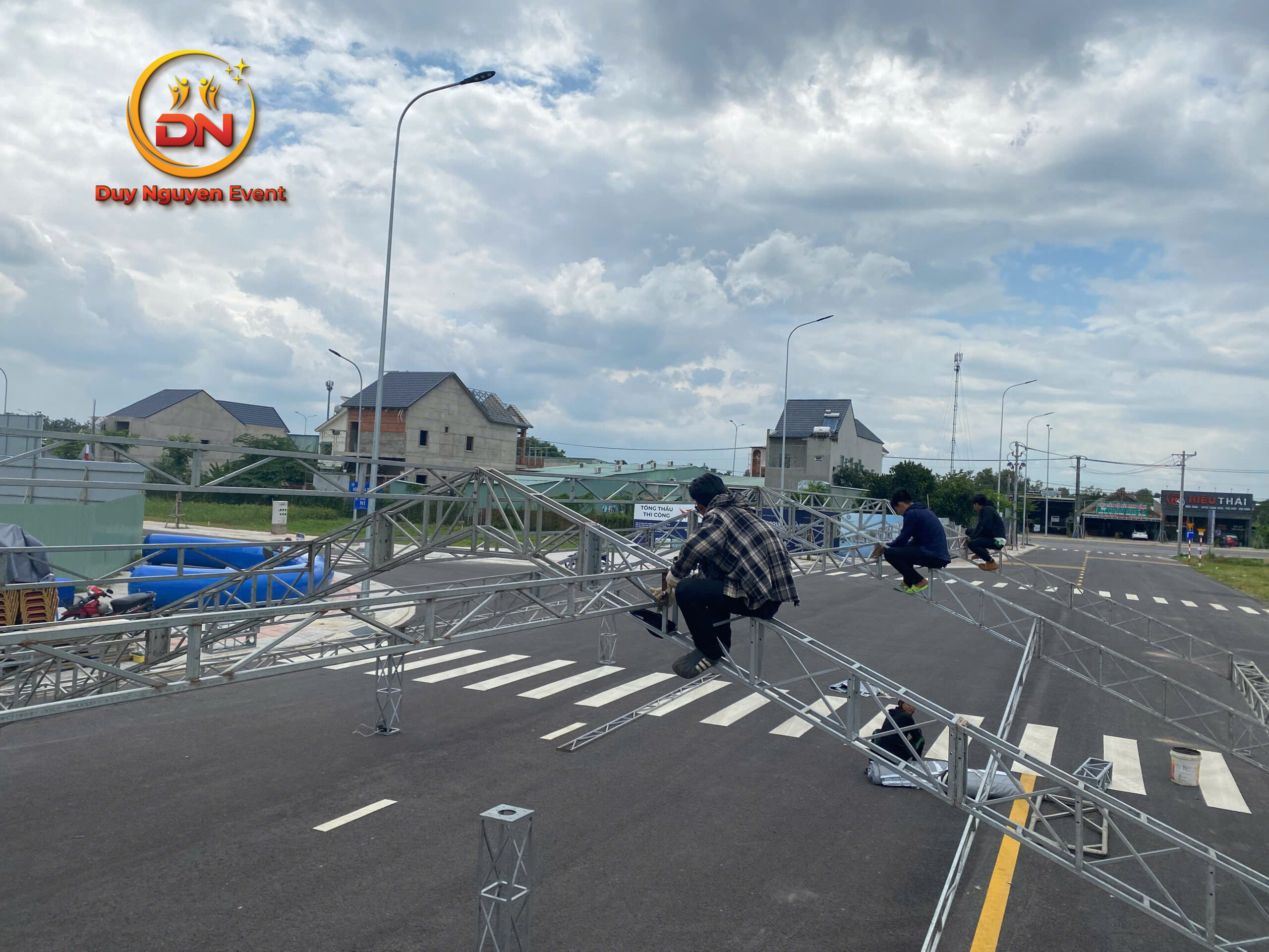 Rạp không gian lắp dựng trên sân bê tông sự kiện