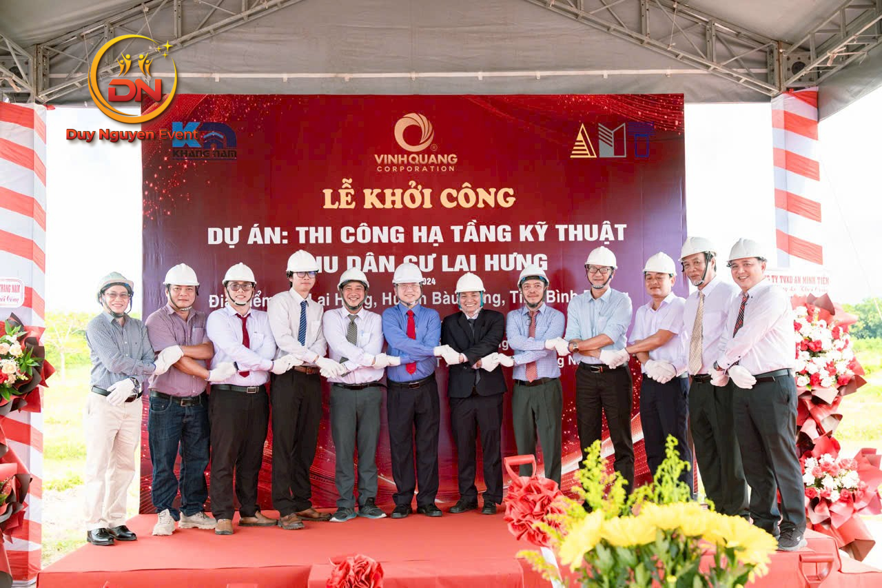 Sân khấu lễ động thổ được trang trí với backdrop và hoa tươi