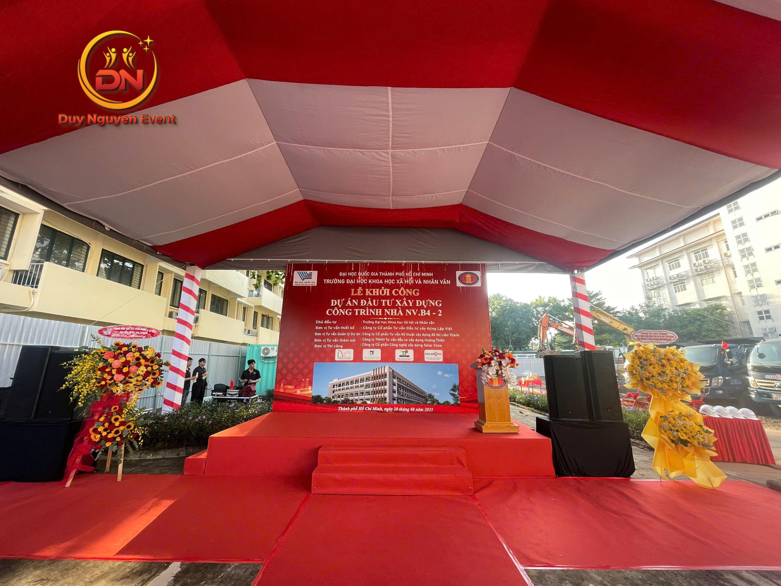 Sân khấu và backdrop được thiết kế chuyên nghiệp theo mẫu kịch bản khai trương