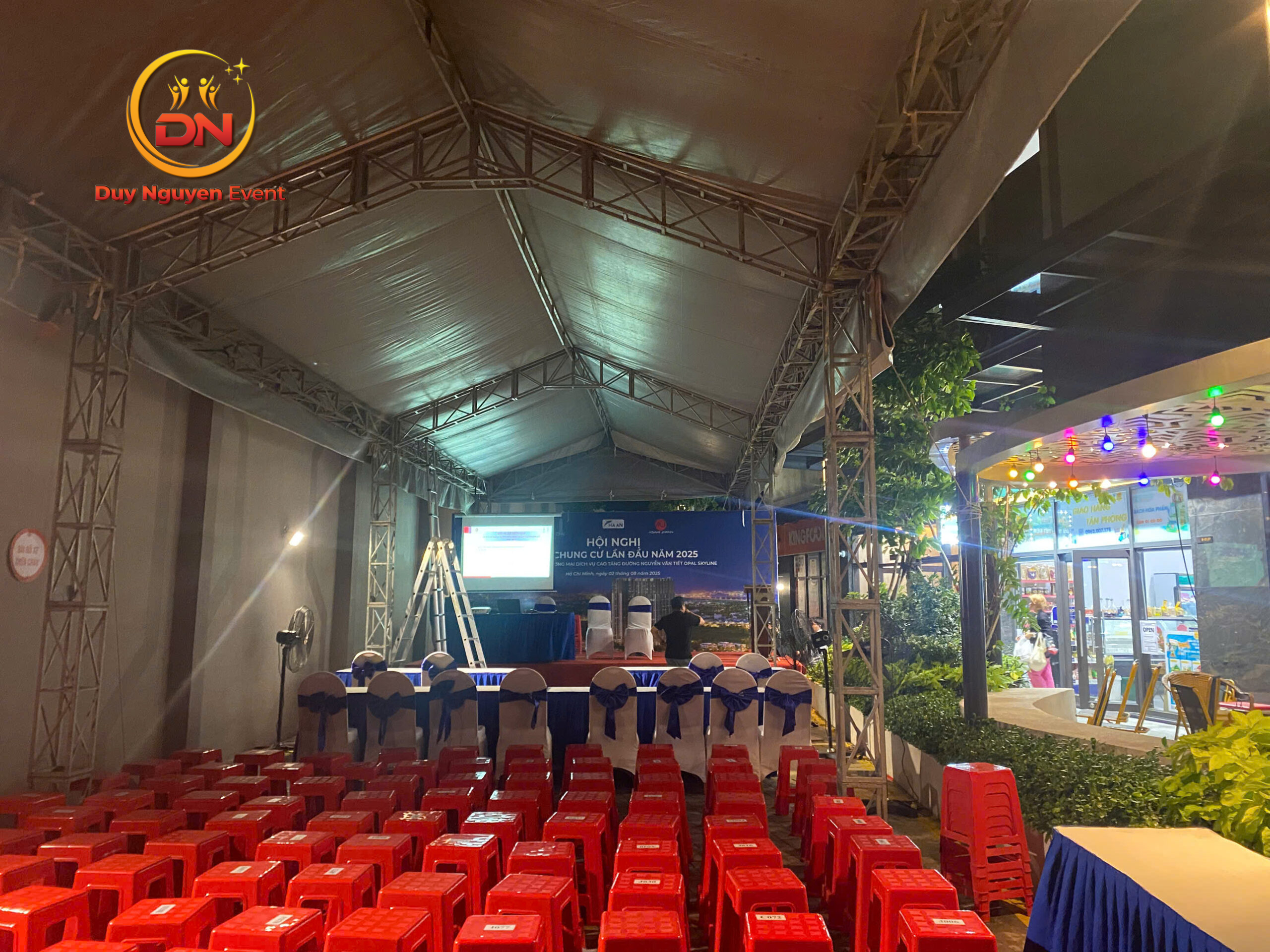 Setup rạp sự kiện kết hợp bàn ghế và thiết bị âm thanh ánh sáng