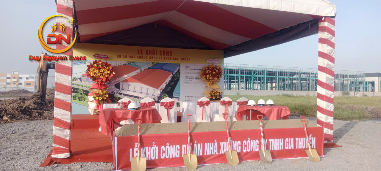 Thợ cúng thực hiện nghi thức động thổ với xẻng và đất tượng trưng