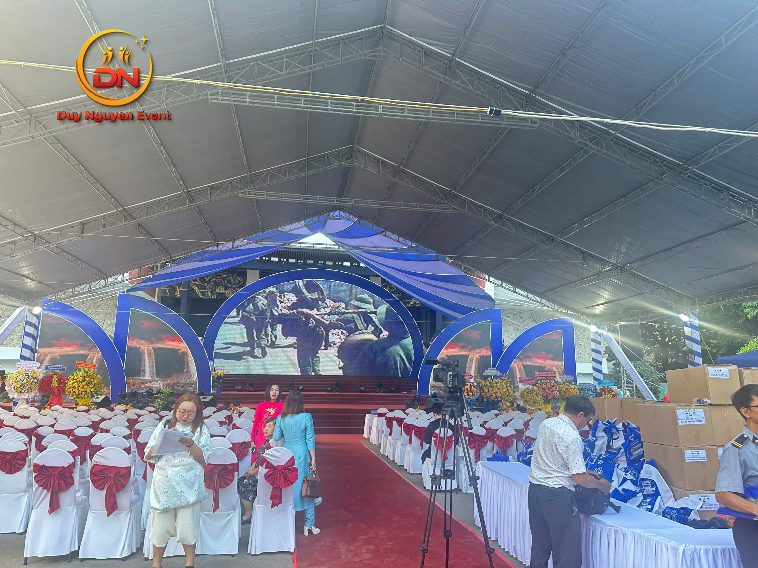 Toàn cảnh không gian tổ chức sự kiện khai trương sang trọng với đầy đủ bàn ghế cho khách mời