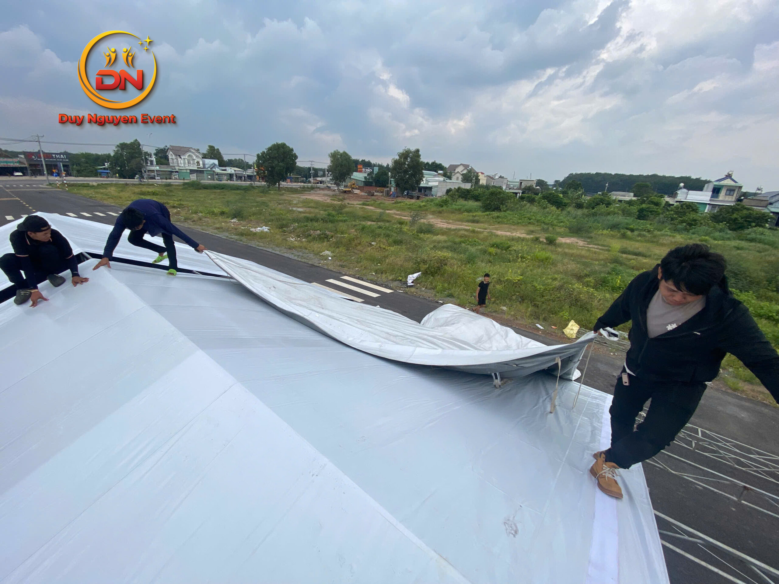 Trải và căng bạt mái vòm cho nhà bạt không gian tại TP.HCM