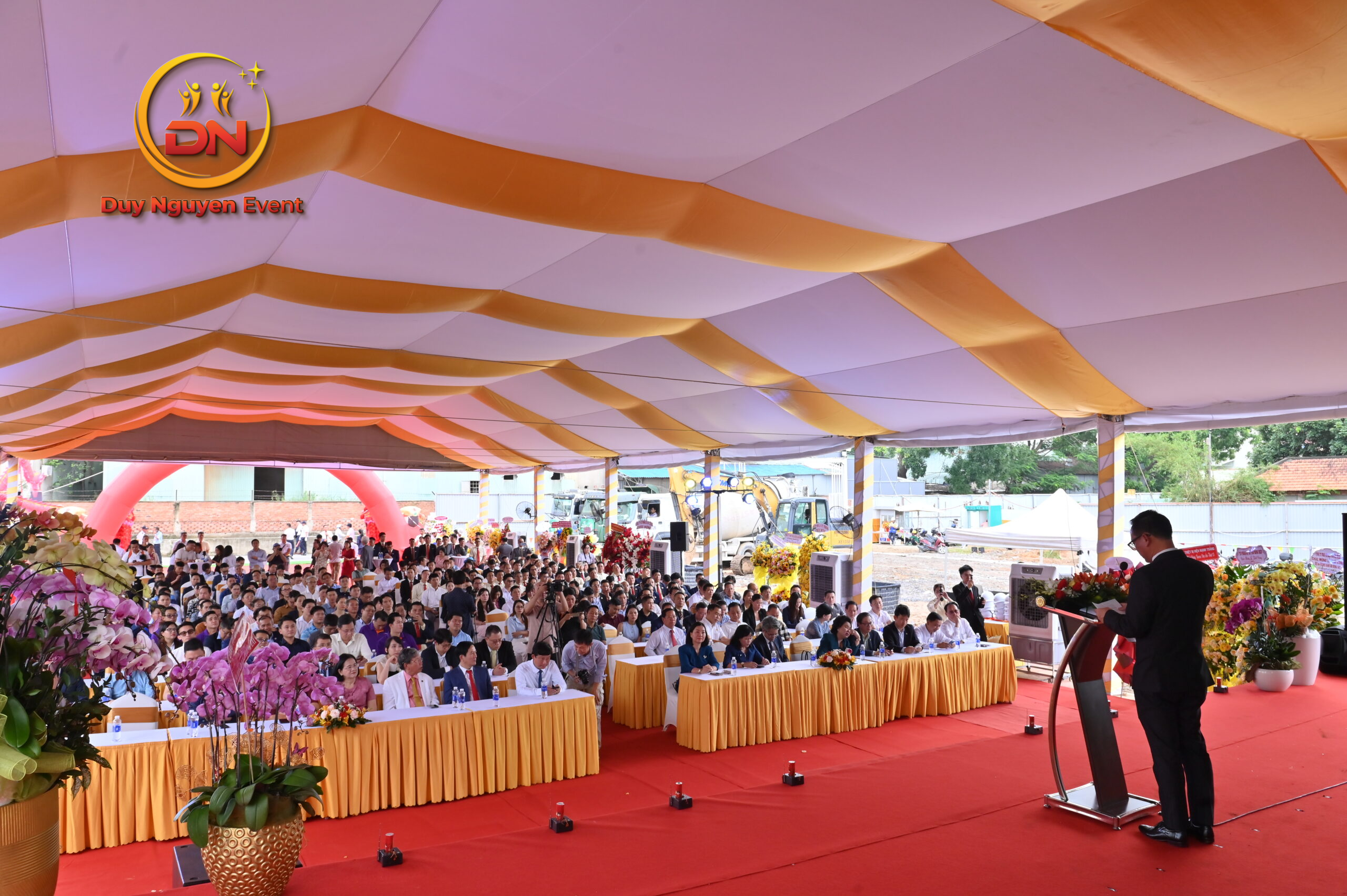 VIP ngồi ở hàng ghế đầu gần sân khấu trong lễ động thổ