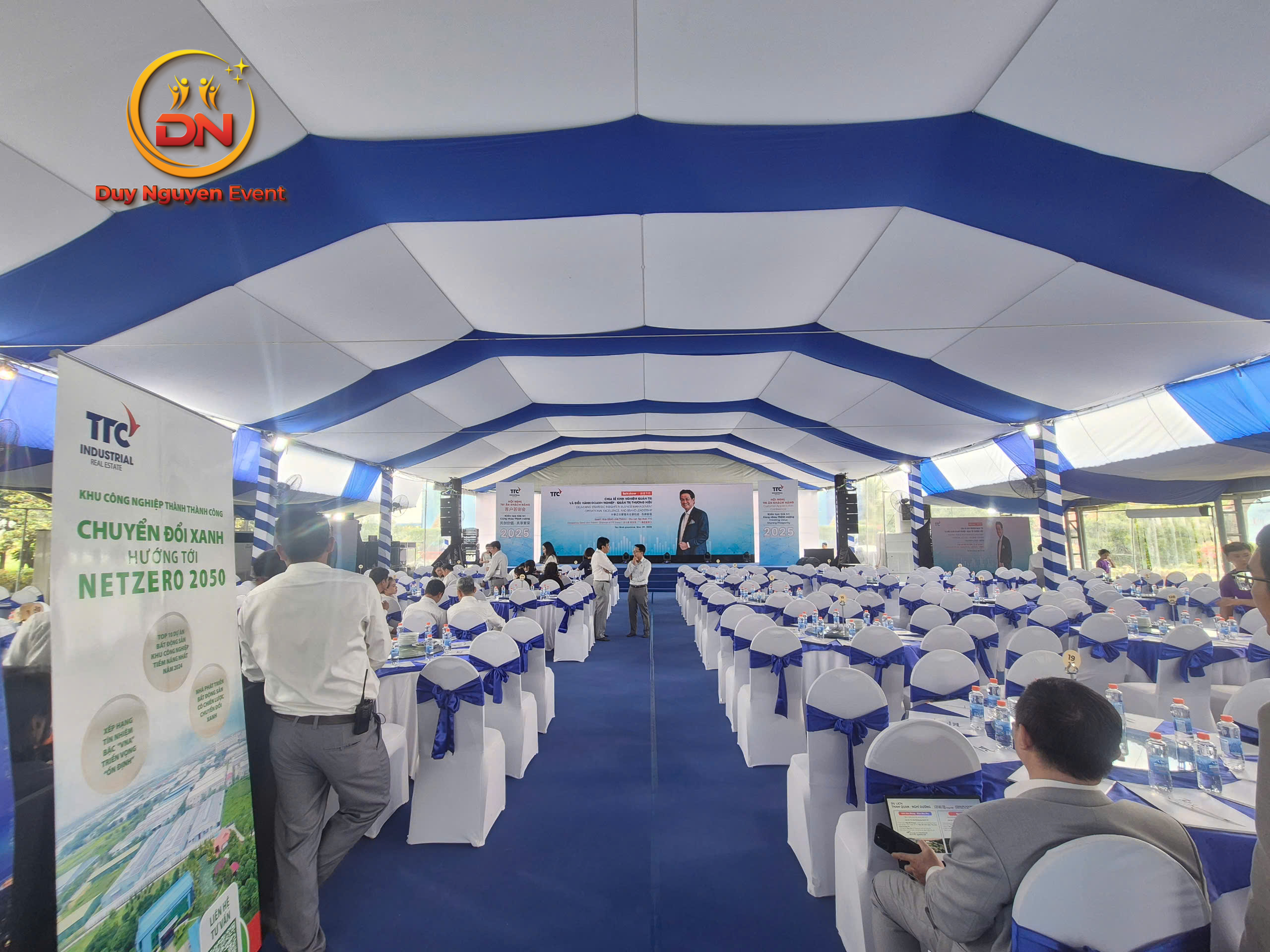 Bên trong nhà bạt không gian được trang trí bàn ghế sang trọng cho sự kiện tại TPHCM