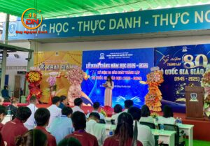 Toàn cảnh sân khấu lễ khai giảng Trường Trung Cấp Nguyễn Tất Thành (TP.HCM) với màn hình LED và backdrop đồng bộ.