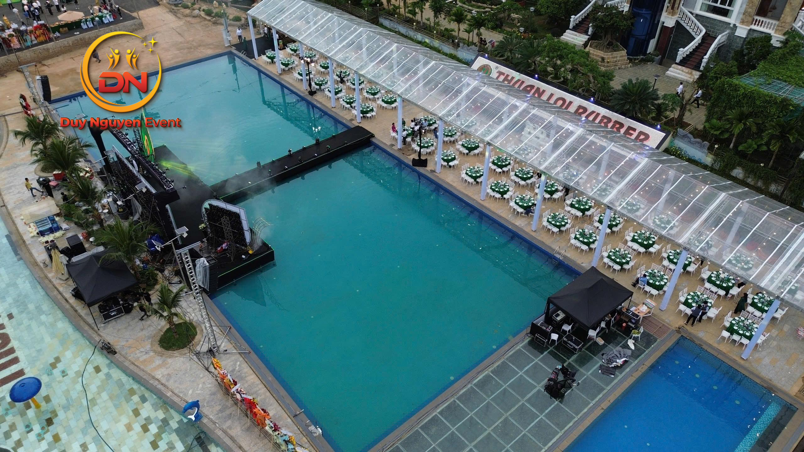 Case ra mắt sản phẩm dưới nhà bạt truss nhôm.