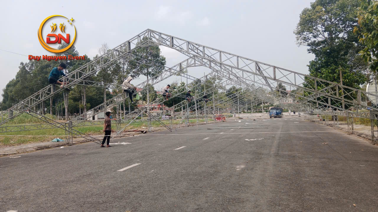 Đội ngũ Sự Kiện Duy Nguyễn đang chuẩn bị nhà bạt và bàn ghế cho lễ động thổ.