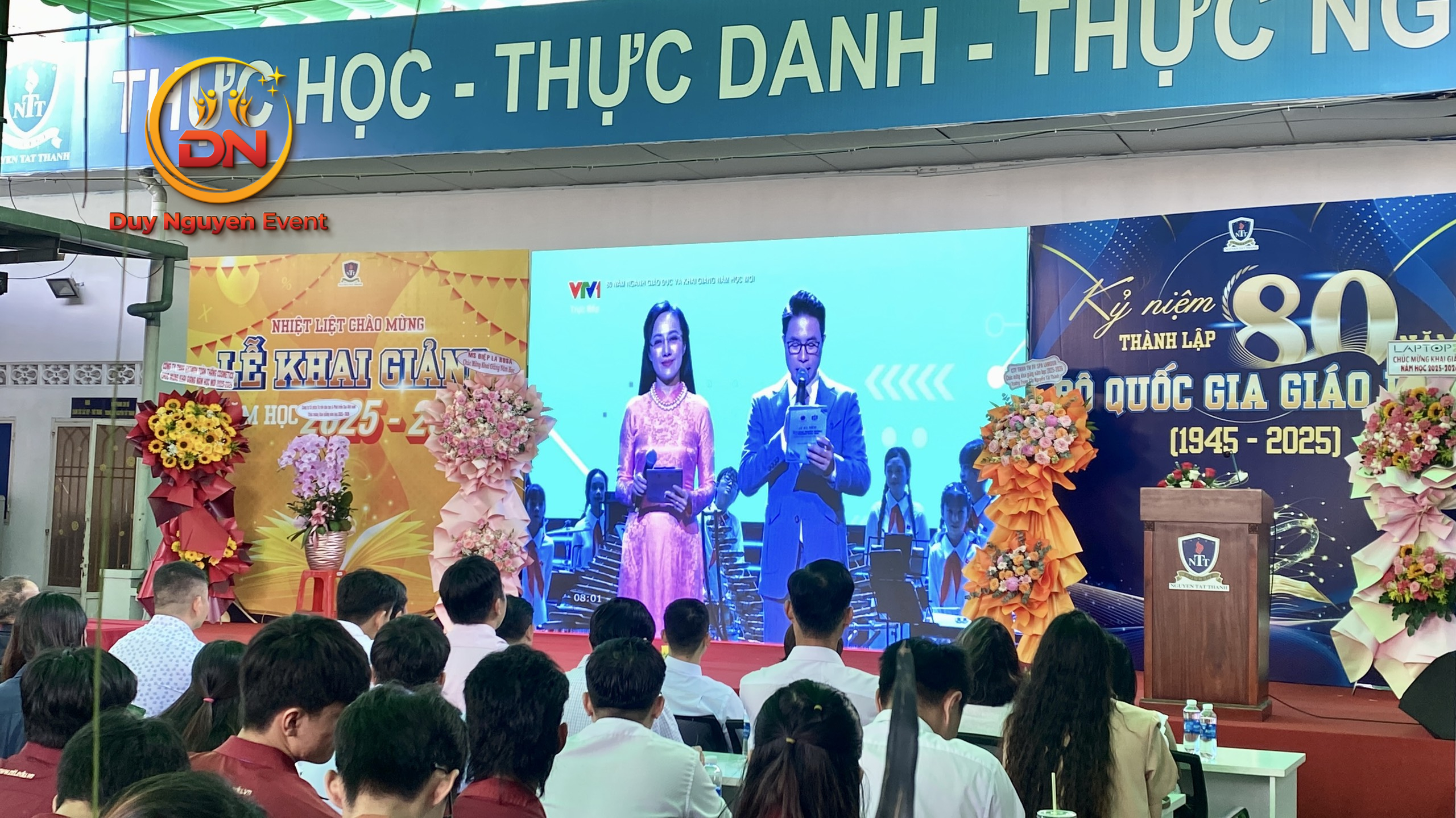 Hệ thống âm thanh ánh sáng hiện đại phục vụ tổ chức lễ khai giảng.