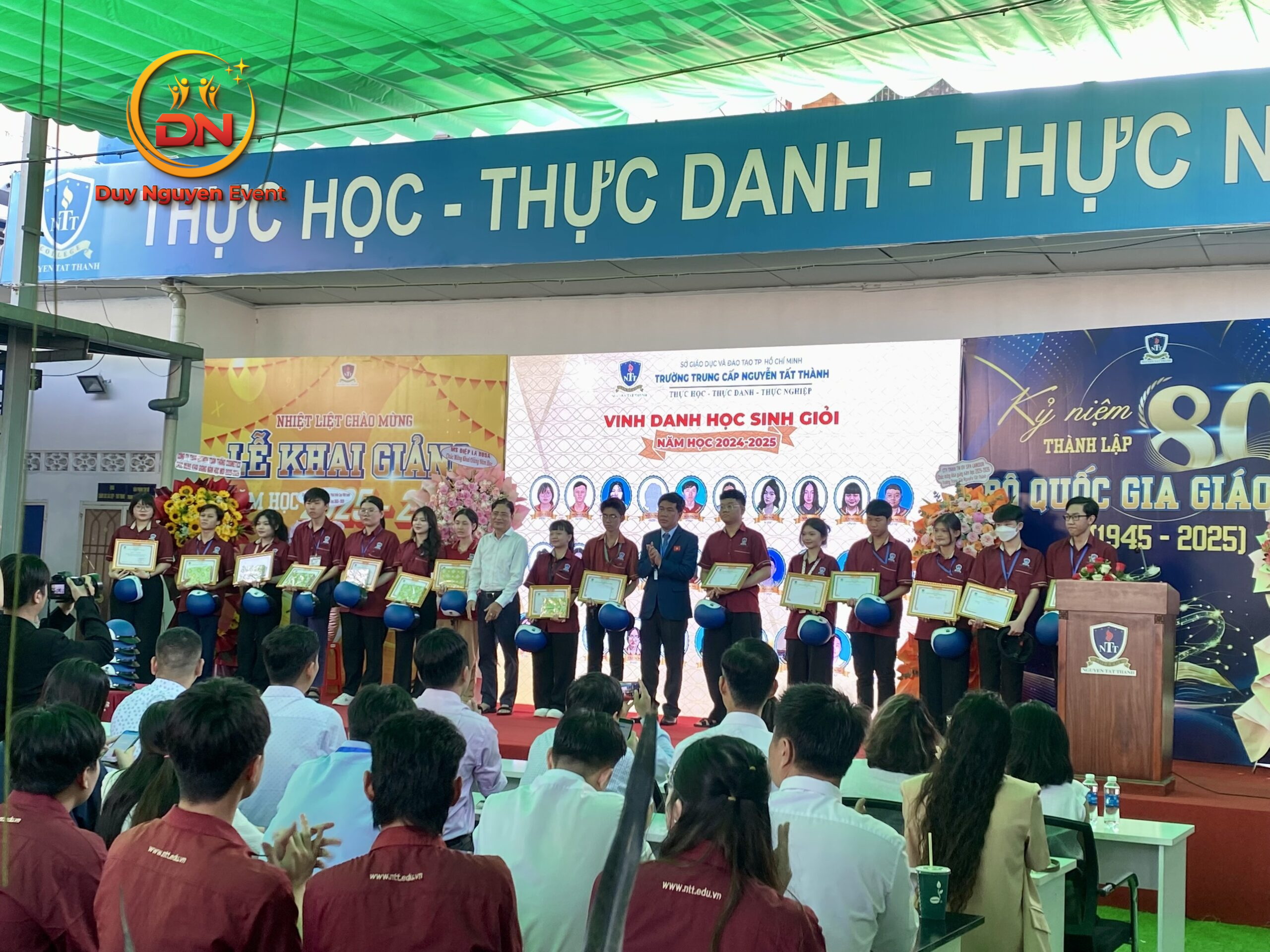 Hình ảnh học sinh háo hức trong ngày khai giảng năm học mới.