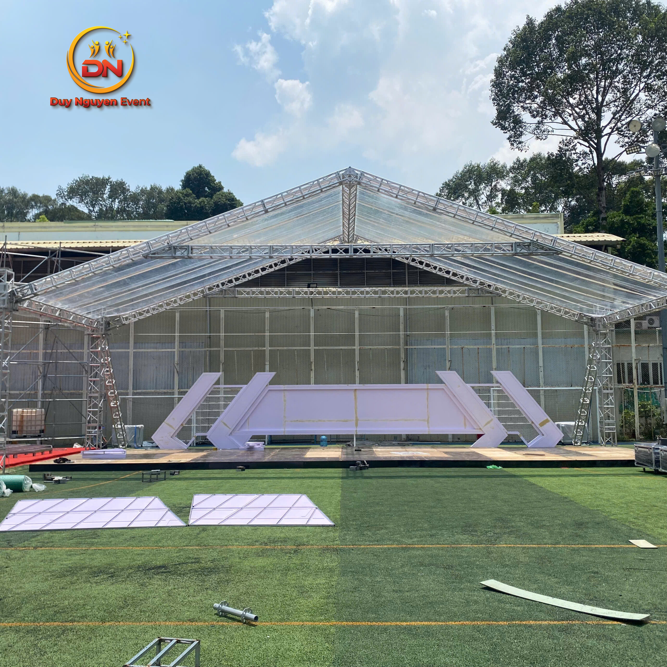 Cận cảnh kết cấu vững chắc của khung truss nhôm hợp kim.