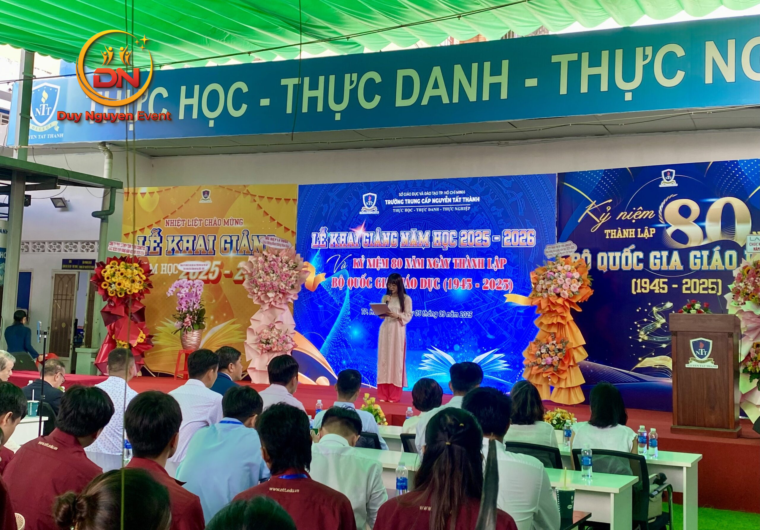 MC chuyên nghiệp đang dẫn chương trình trong lễ khai giảng.