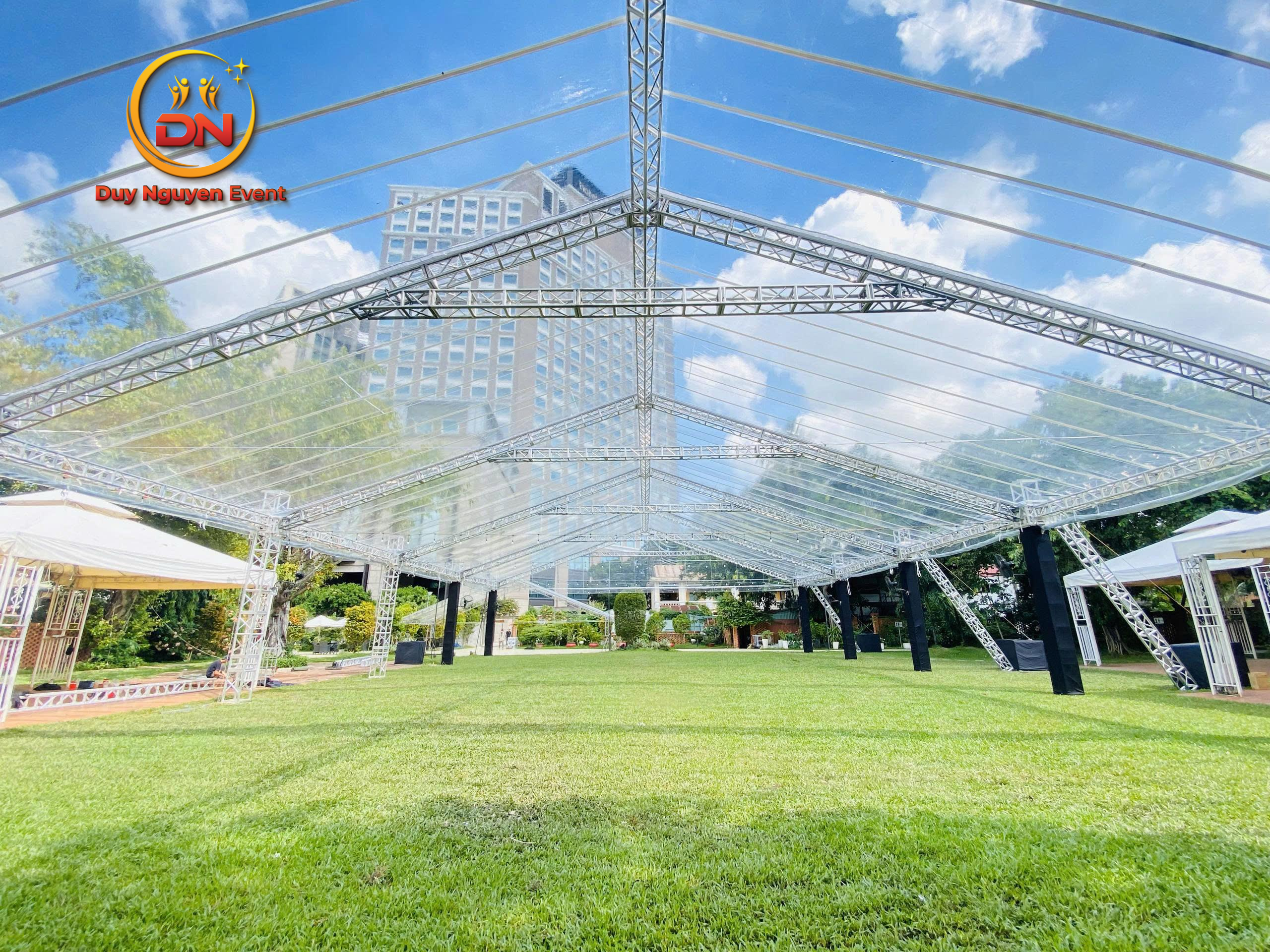 Toàn cảnh một nhà bạt khung truss nhôm khẩu độ lớn được lắp đặt cho một sự kiện âm nhạc ngoài trời