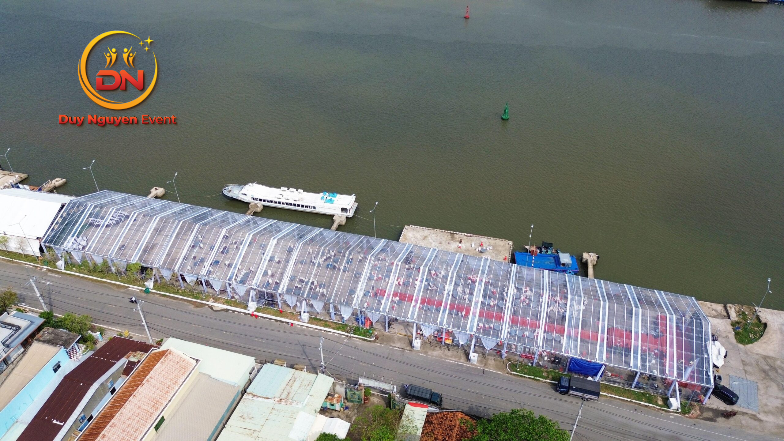 Trang trí nhà bạt khung truss nhôm cho tiệc cưới ngoài trời sang trọng.