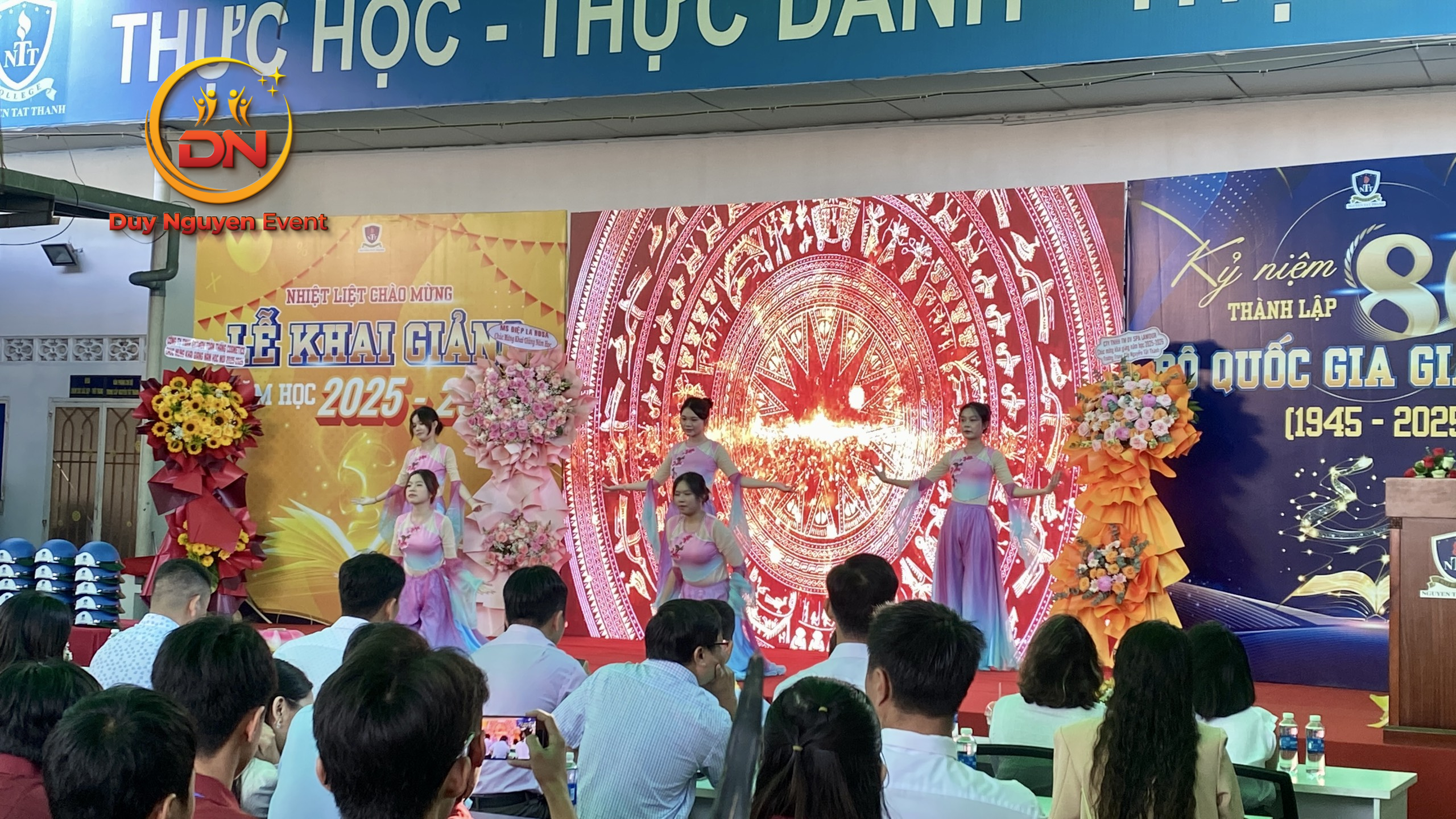 Sân khấu lễ khai giảng hoành tráng với backdrop và bục phát biểu được thiết kế riêng.