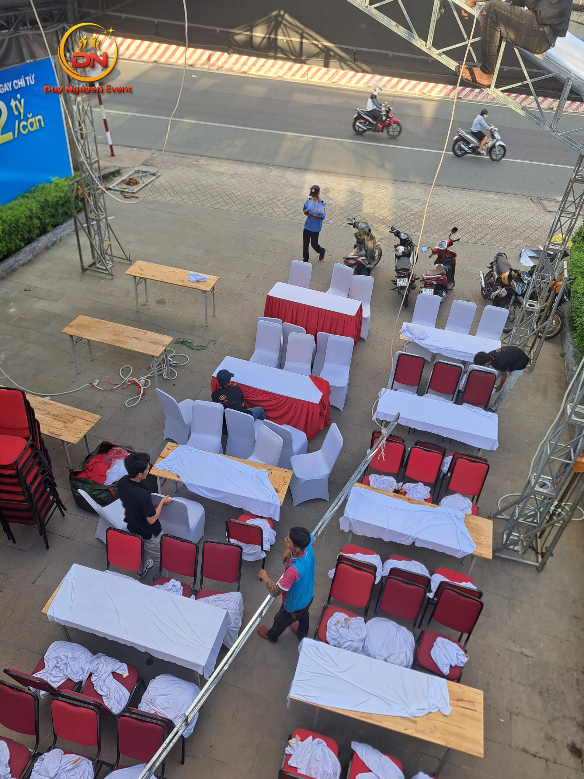 Tổ chức lễ khai giảng ngoài trời với hệ thống dù che an toàn