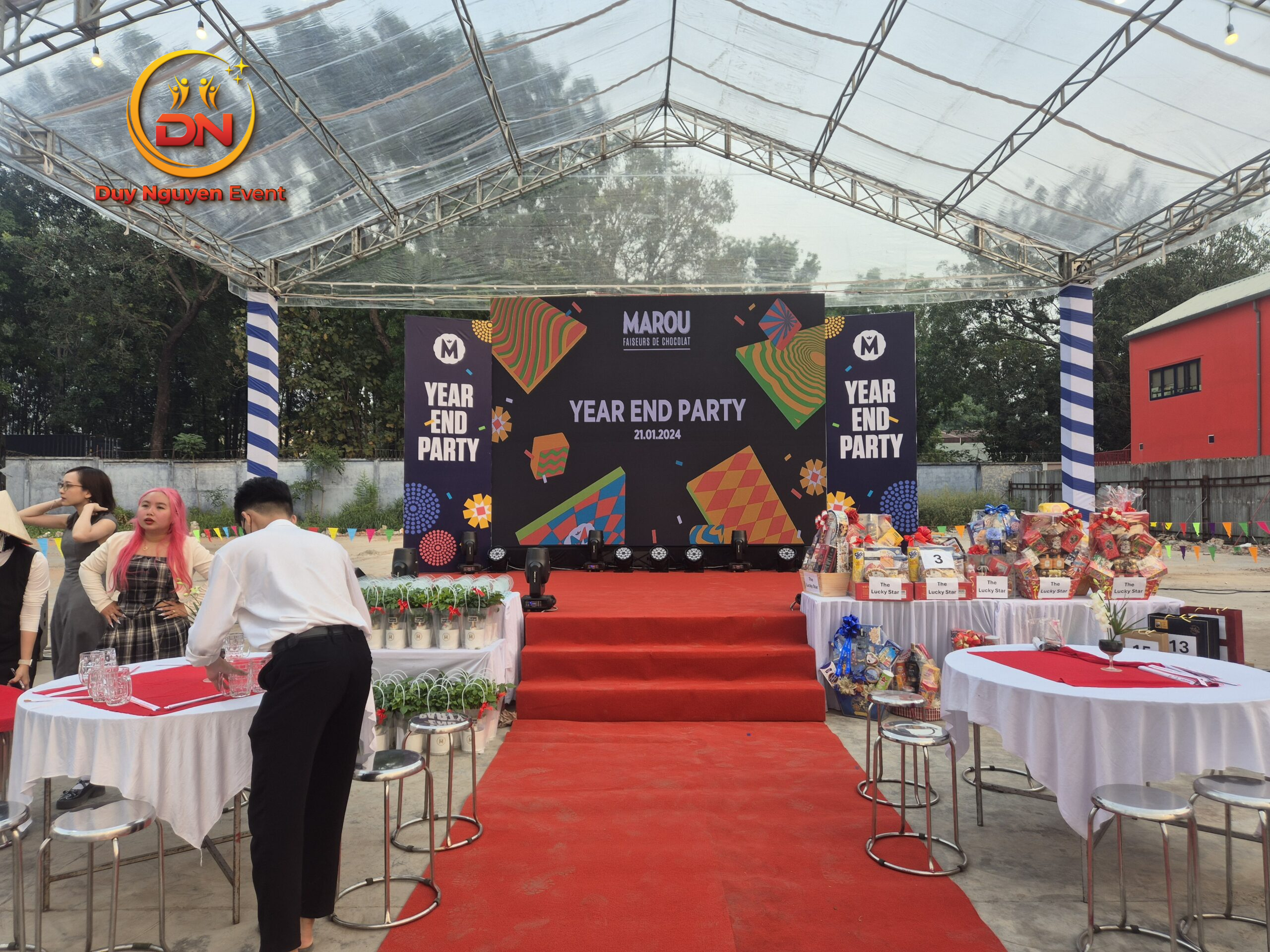 Không gian bên trong nhà bạt trong suốt trưng bày sản phẩm mới, lý tưởng cho các sự kiện ra mắt thương hiệu.