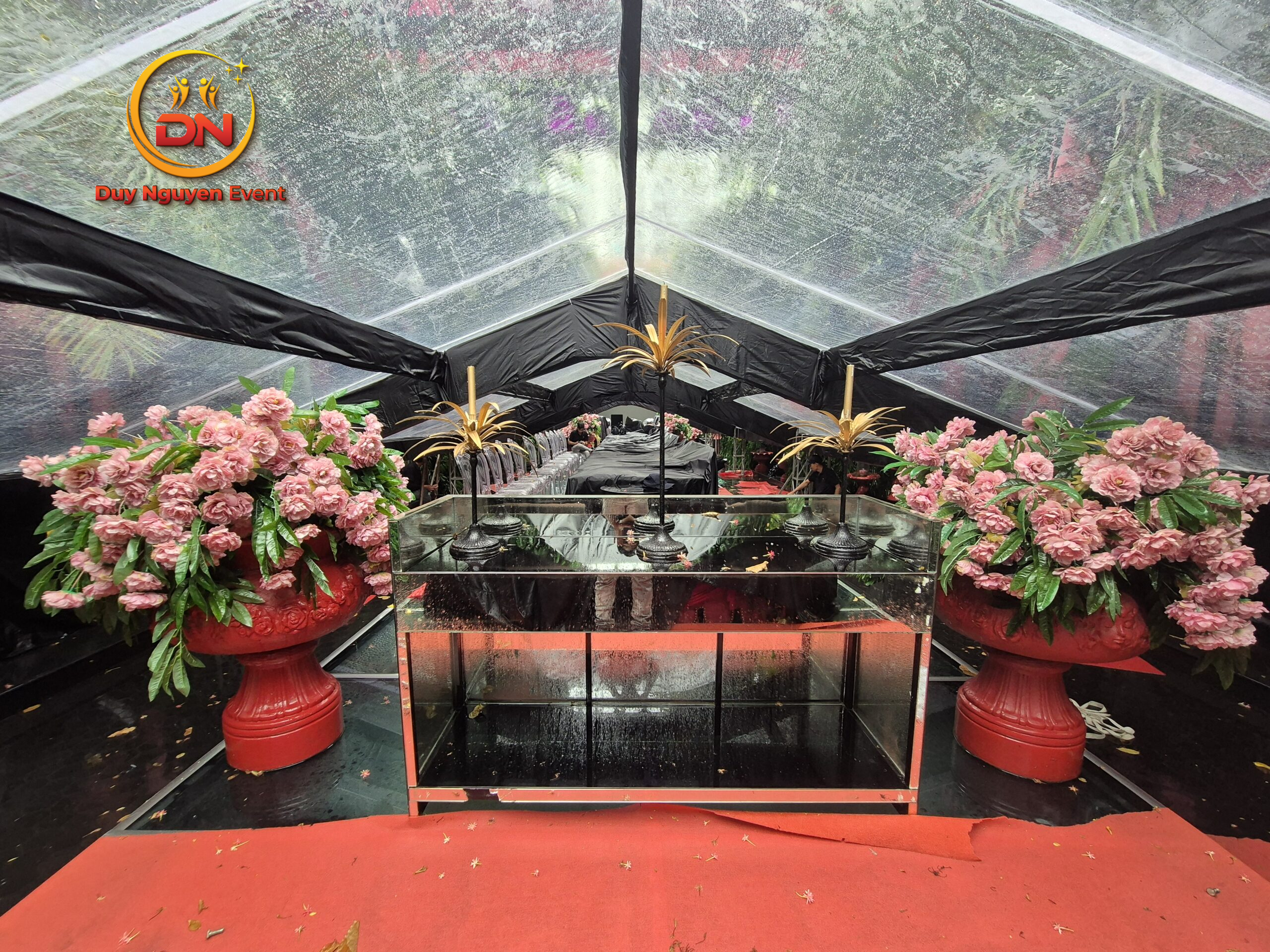 Nhà bạt trong suốt tận dụng ánh sáng tự nhiên cho một sự kiện ban ngày tại một sân vườn ở Đồng Nai.