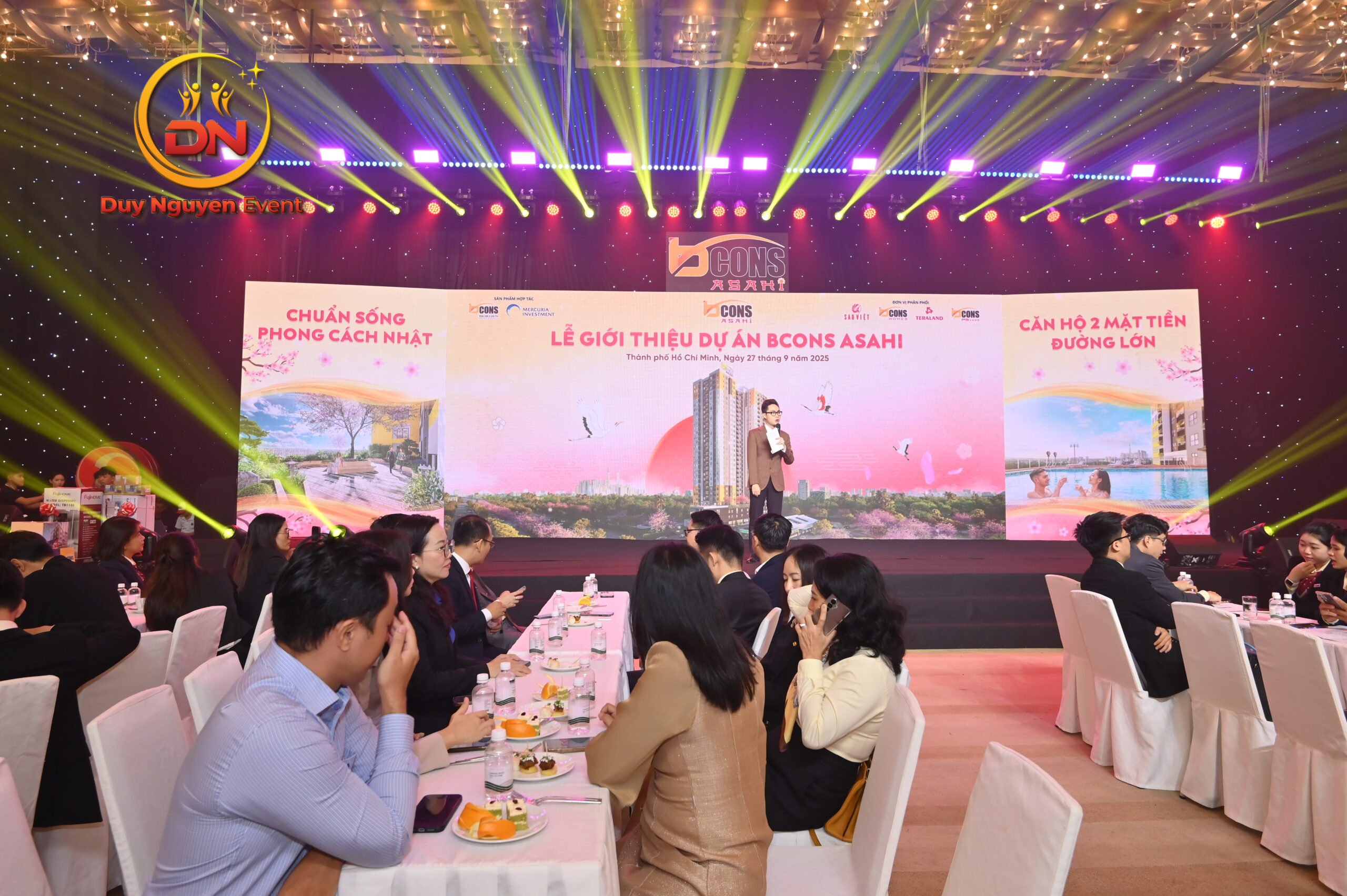 Sân khấu chính với backdrop và màn hình LED ấn tượng.