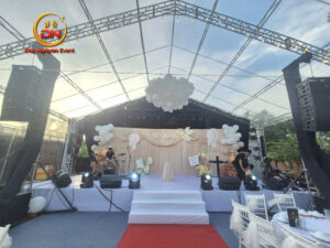 Toàn cảnh không gian tiệc thôi nôi dưới nhà bạt trong suốt lung linh tại Đồng Nai.