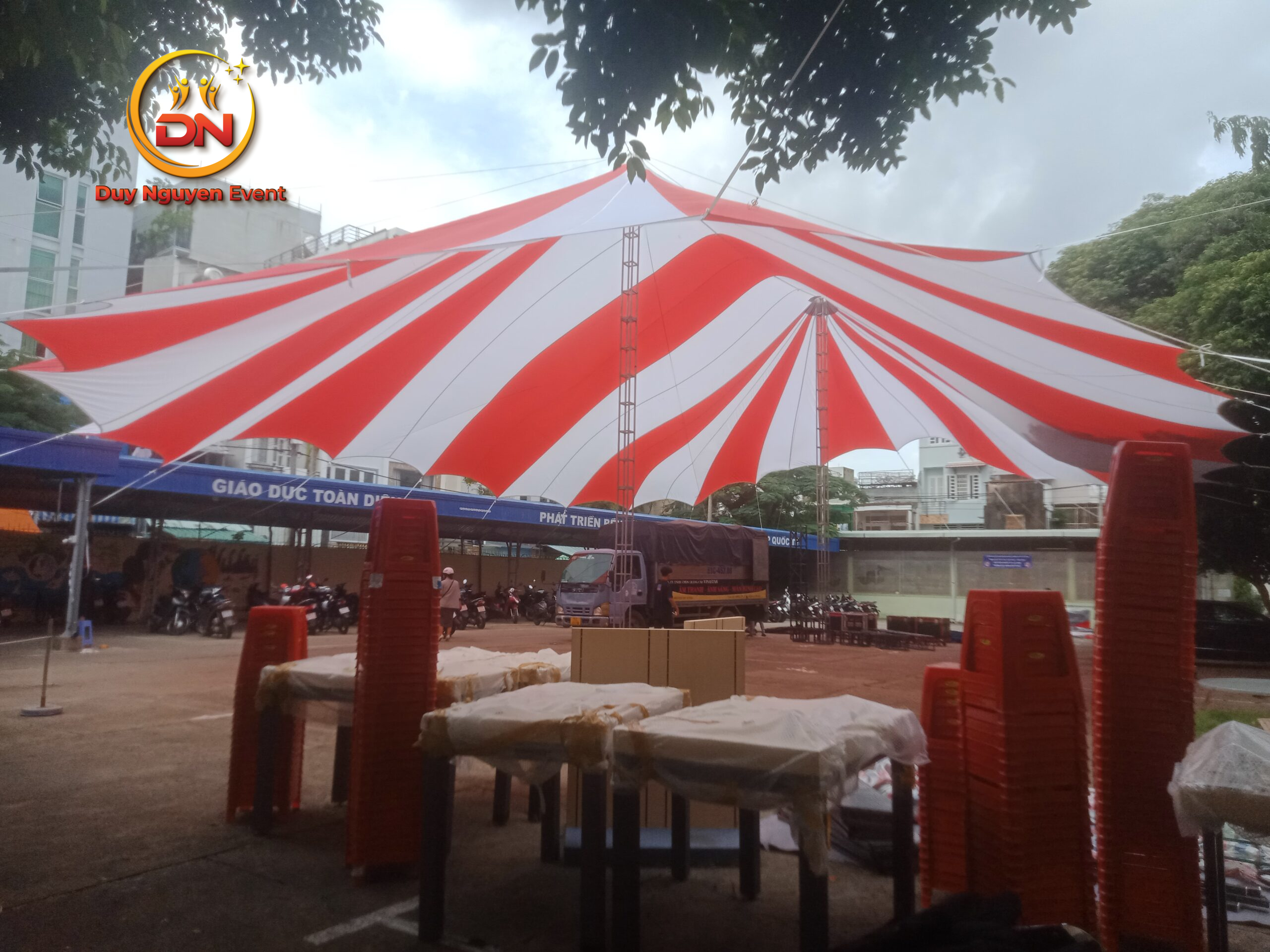 Dù cánh dơi khổ lớn tại một lễ khởi công của Bcons