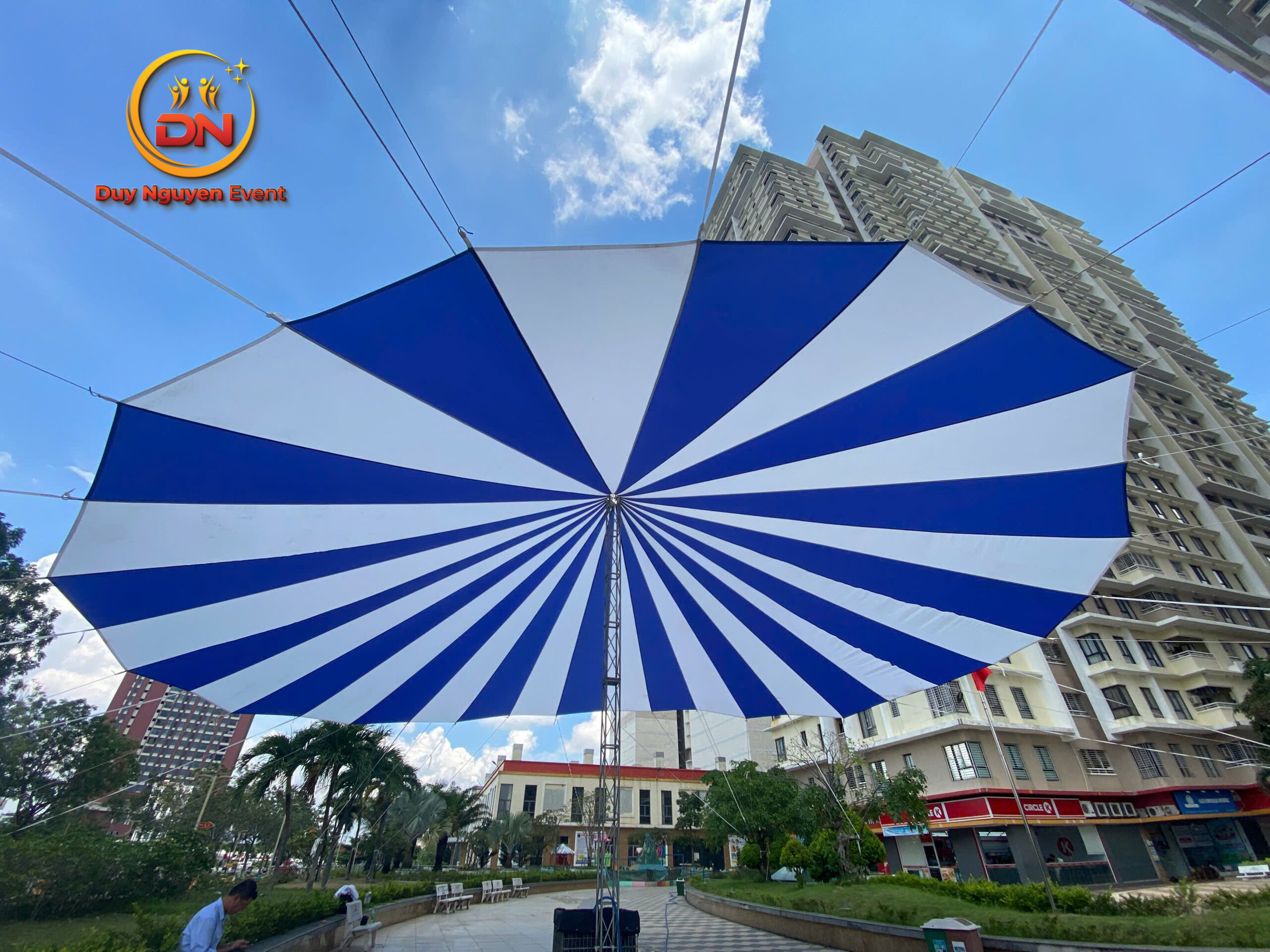 Cho thuê dù tròn sự kiện đường kính 15m tại một trường học ở TPHCM.